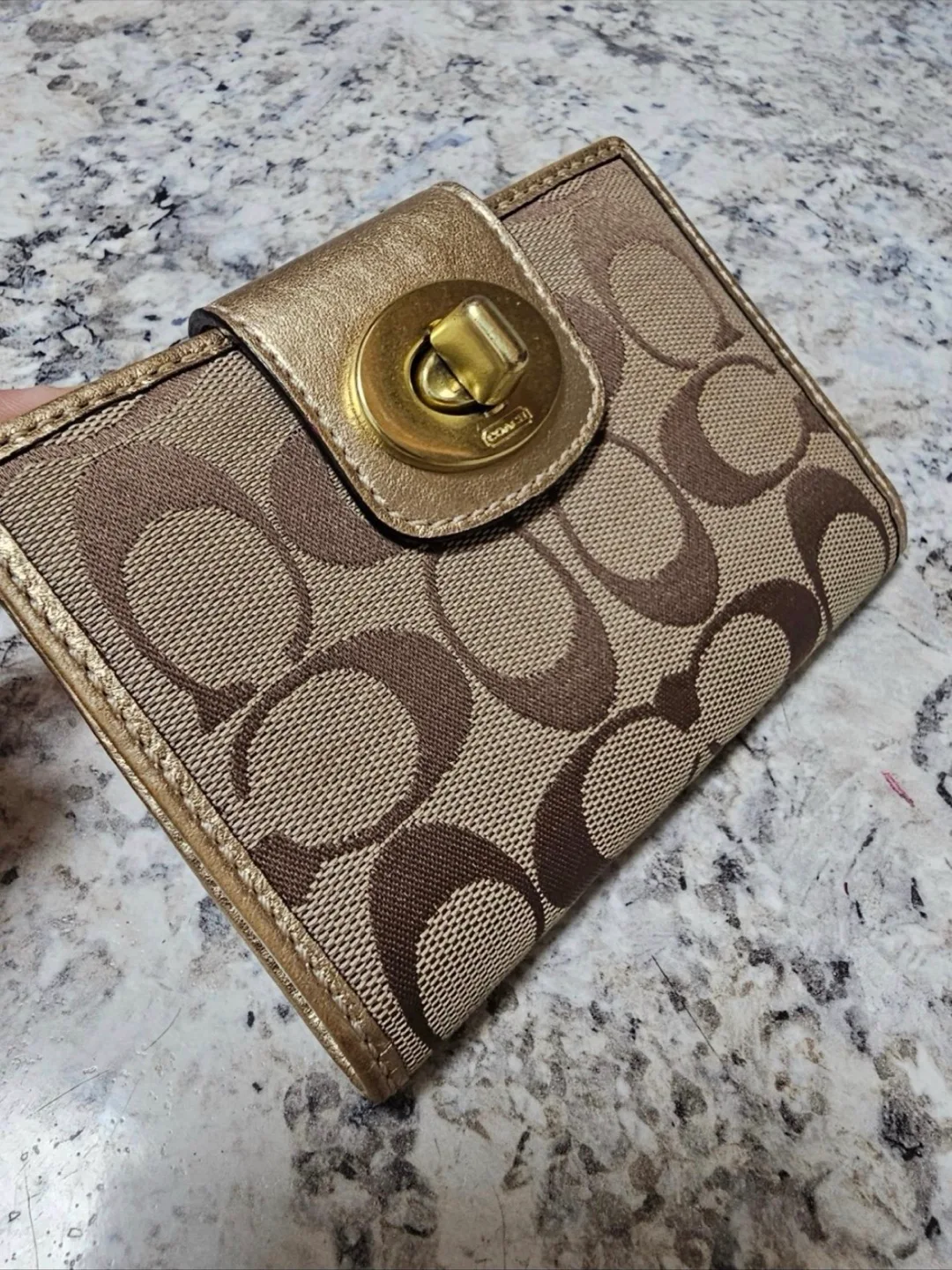 Coach Signature Turnlock Wallet image indicator(4)