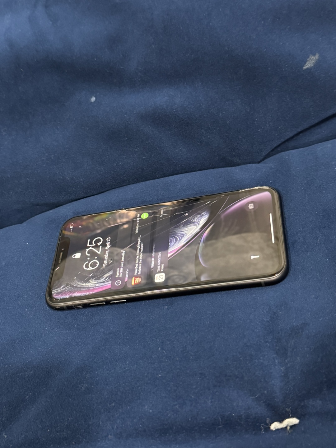 Cracked iPhone XR - photo 4