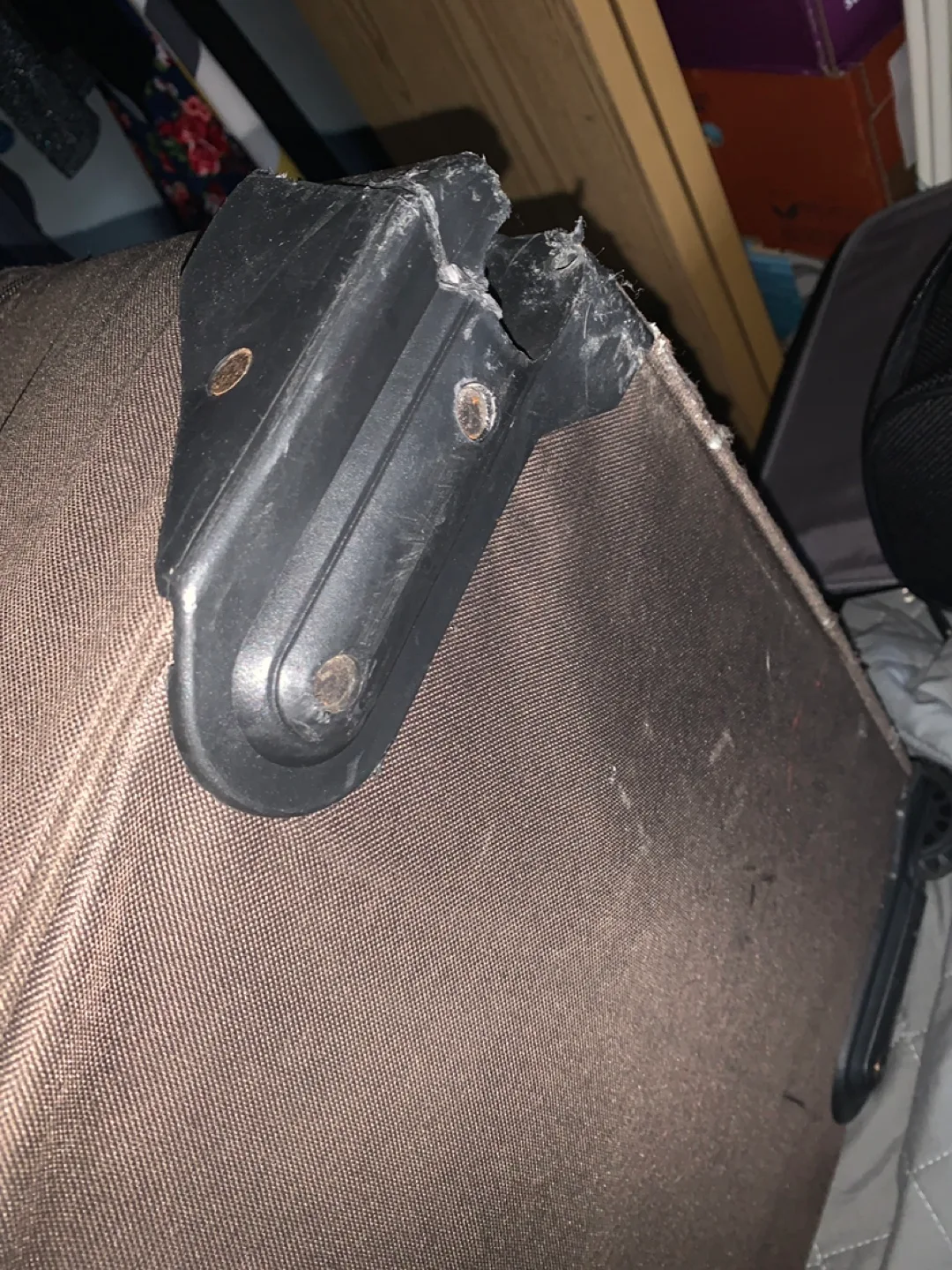 Suitcase - Damaged image indicator(3)