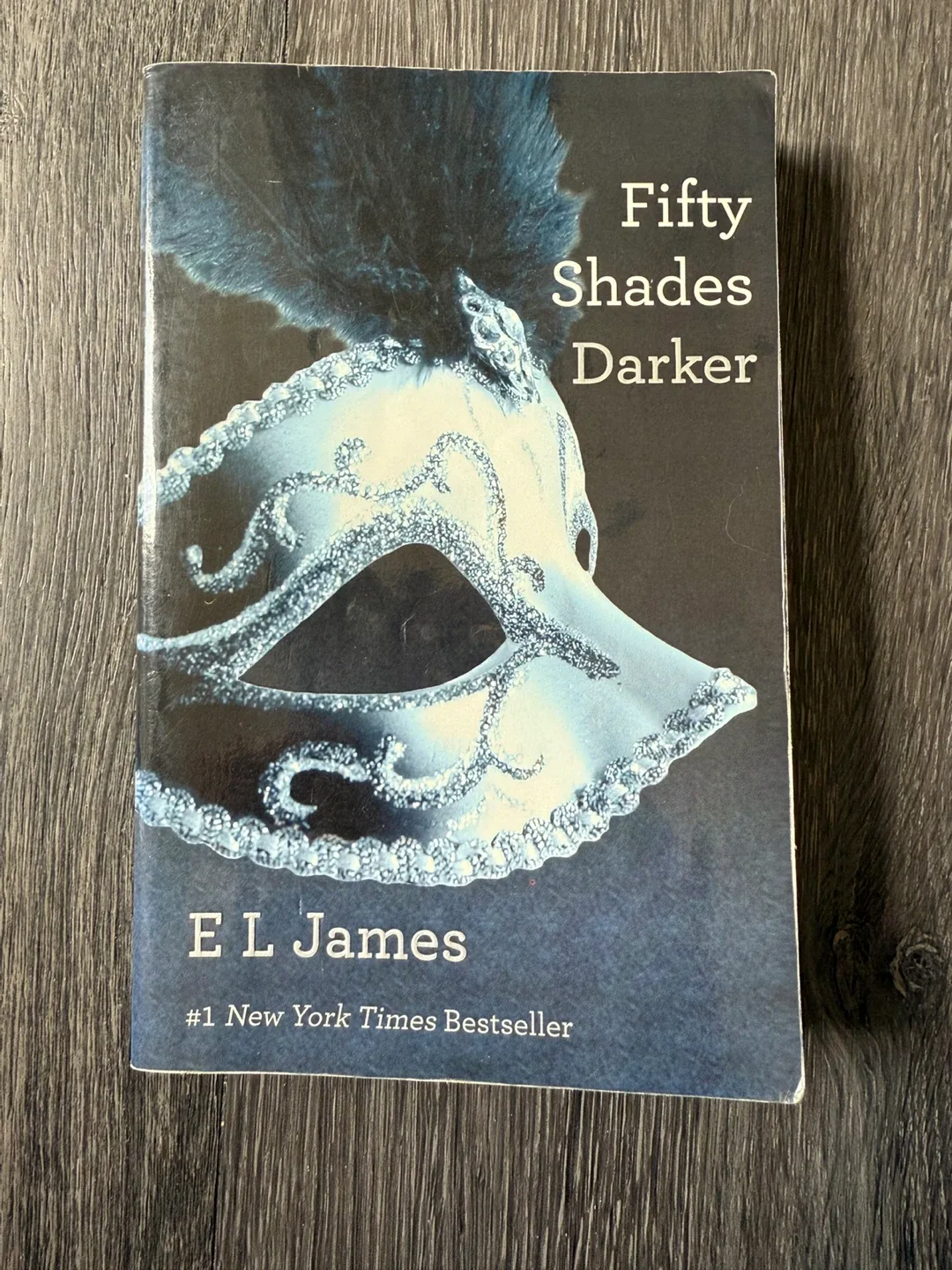 Fifty Shades Darker – E. L. James thumbnail