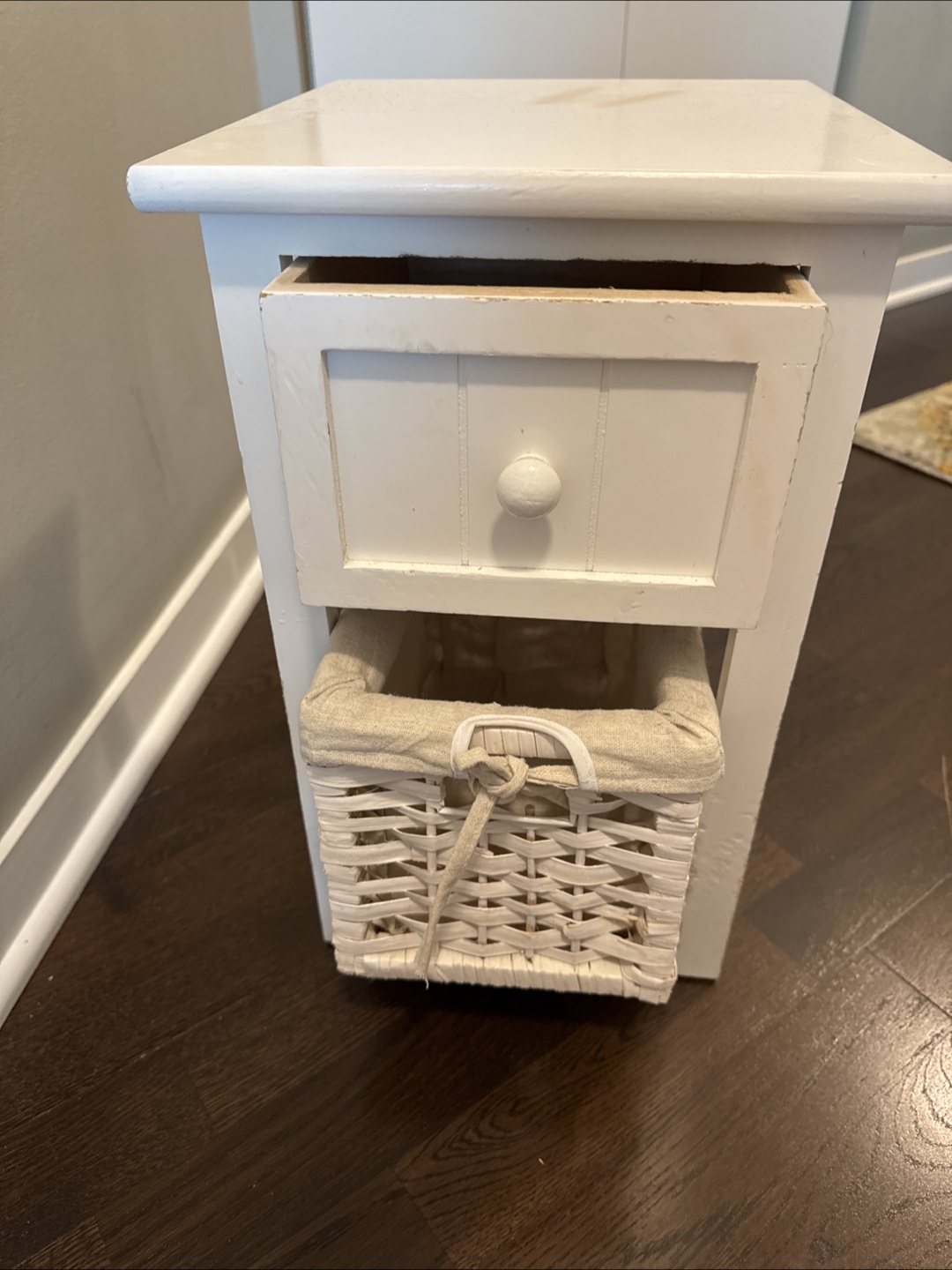 White Side Table with Wicker Basket - photo 3