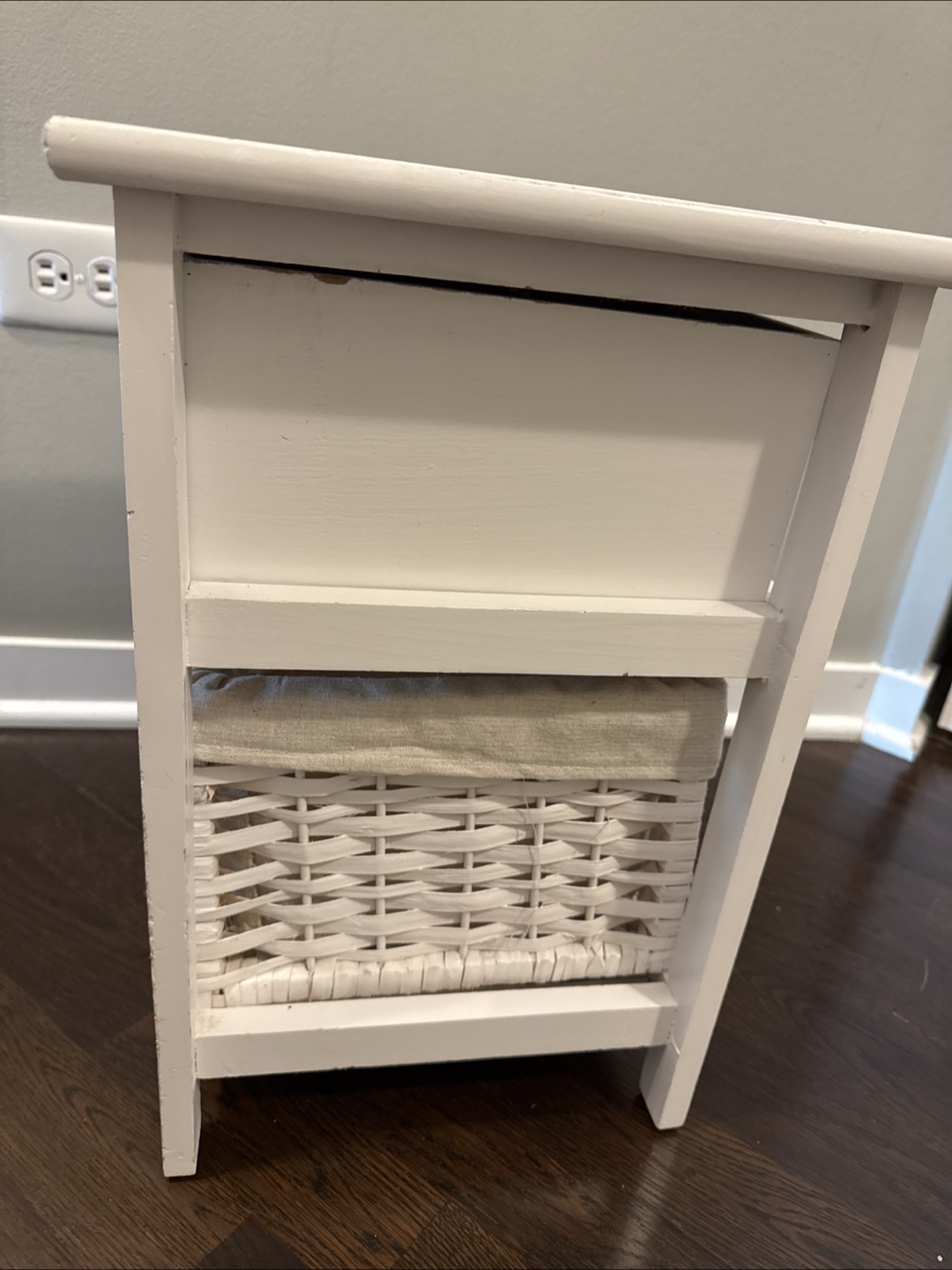 White Side Table with Wicker Basket - photo 4