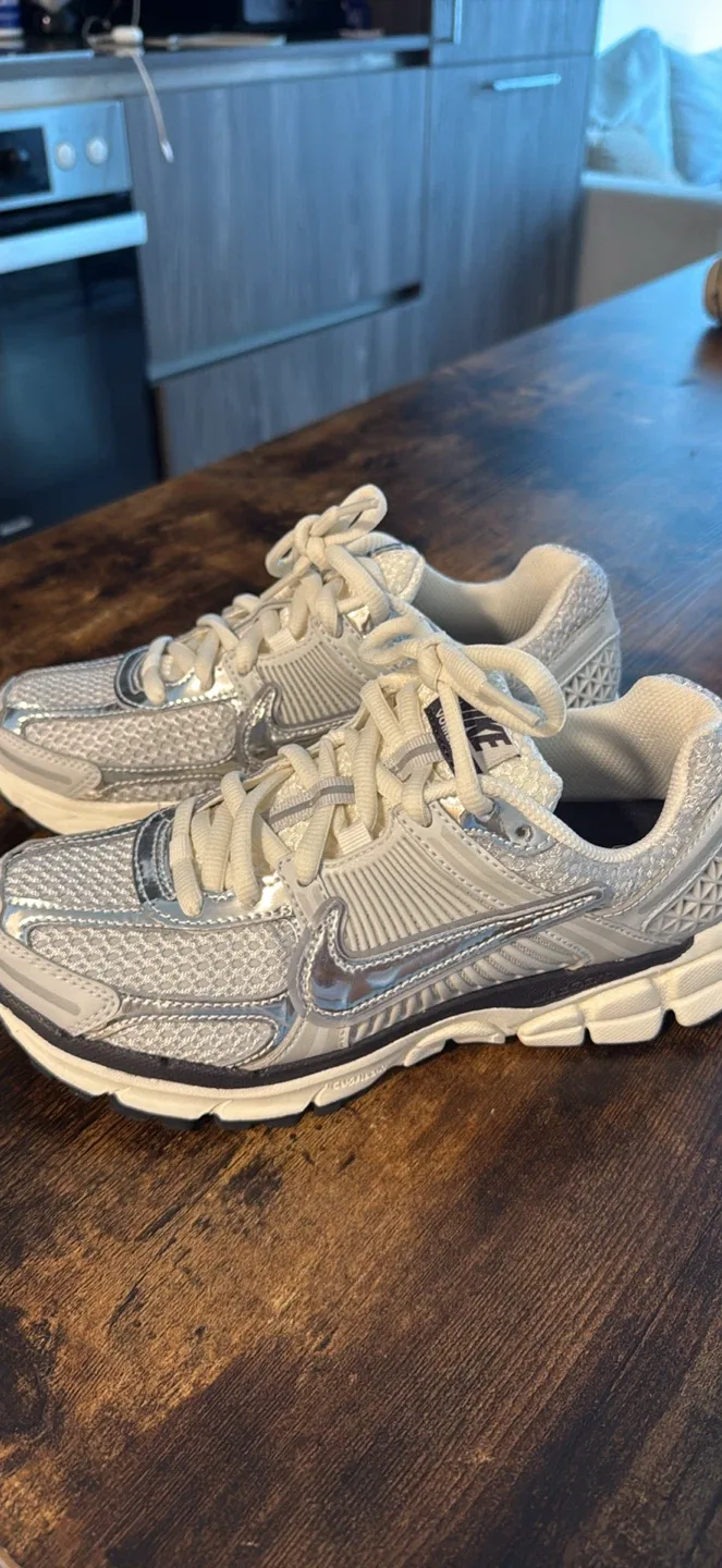 New Nike Vomero 5  size 7.5 thumbnail
