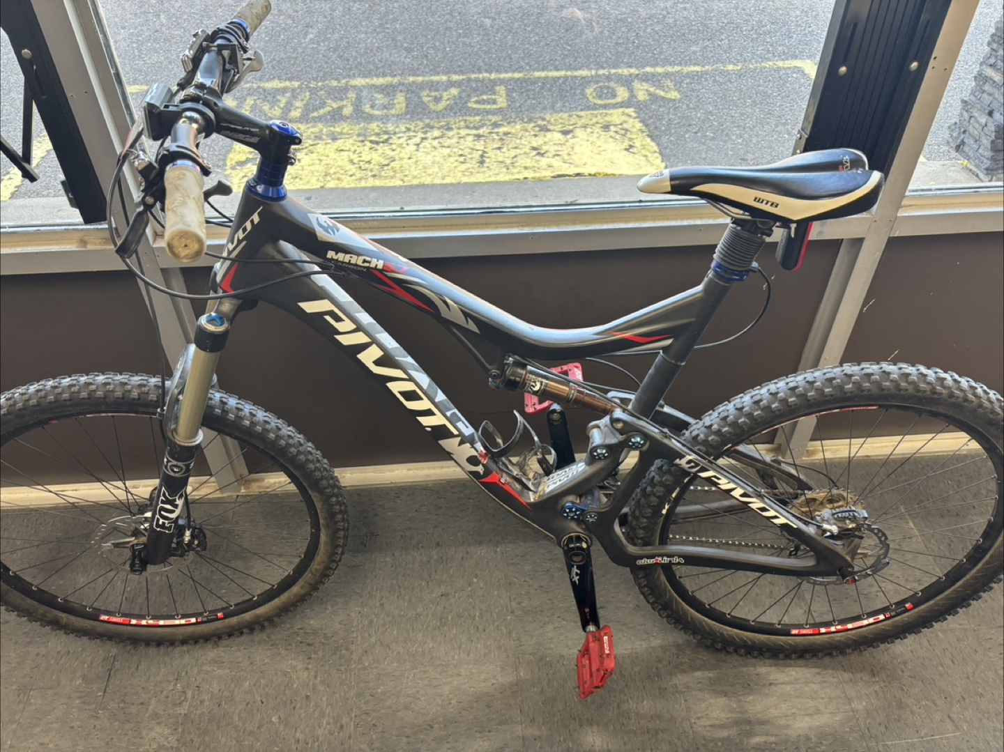Pivot Mach 5.7 Mountain Bike - photo 2