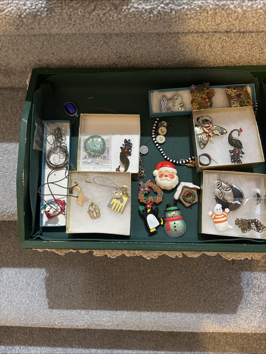 Assorted Jewellery & Brooches