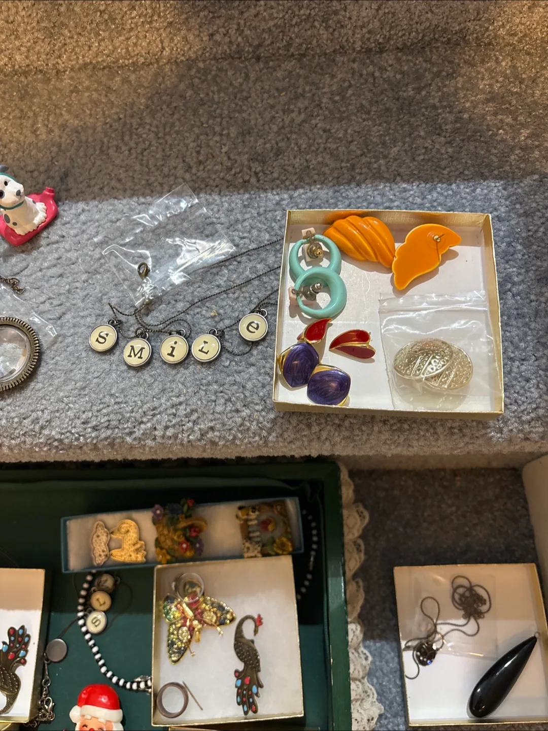 Assorted Jewellery & Brooches image indicator(2)
