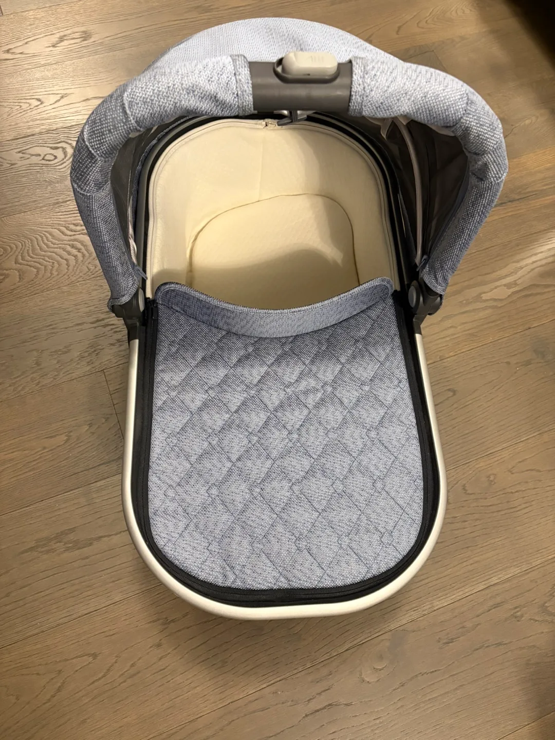Uppababy V2 vista stroller & bassinet EUC ret $1750 image indicator(2)
