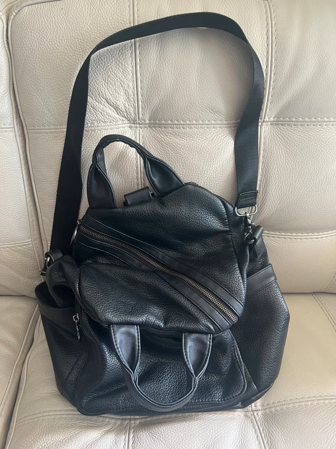 Black Bag/Purse/Backpack image indicator(2)