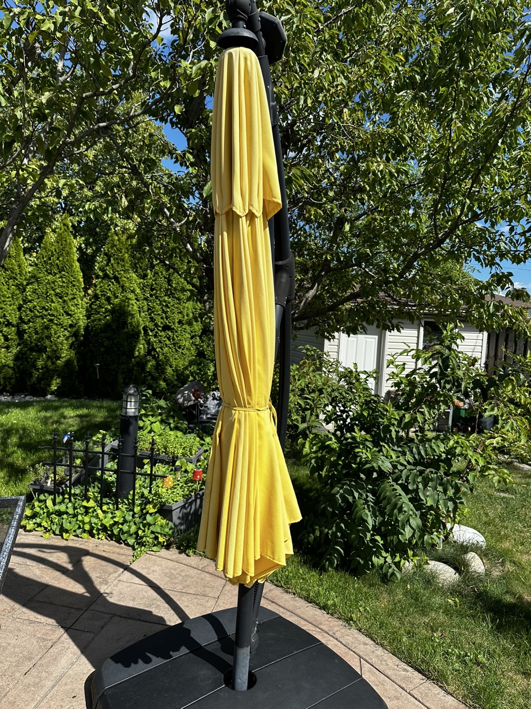 Red Cantilever Patio Umbrella with solar light - photo 2