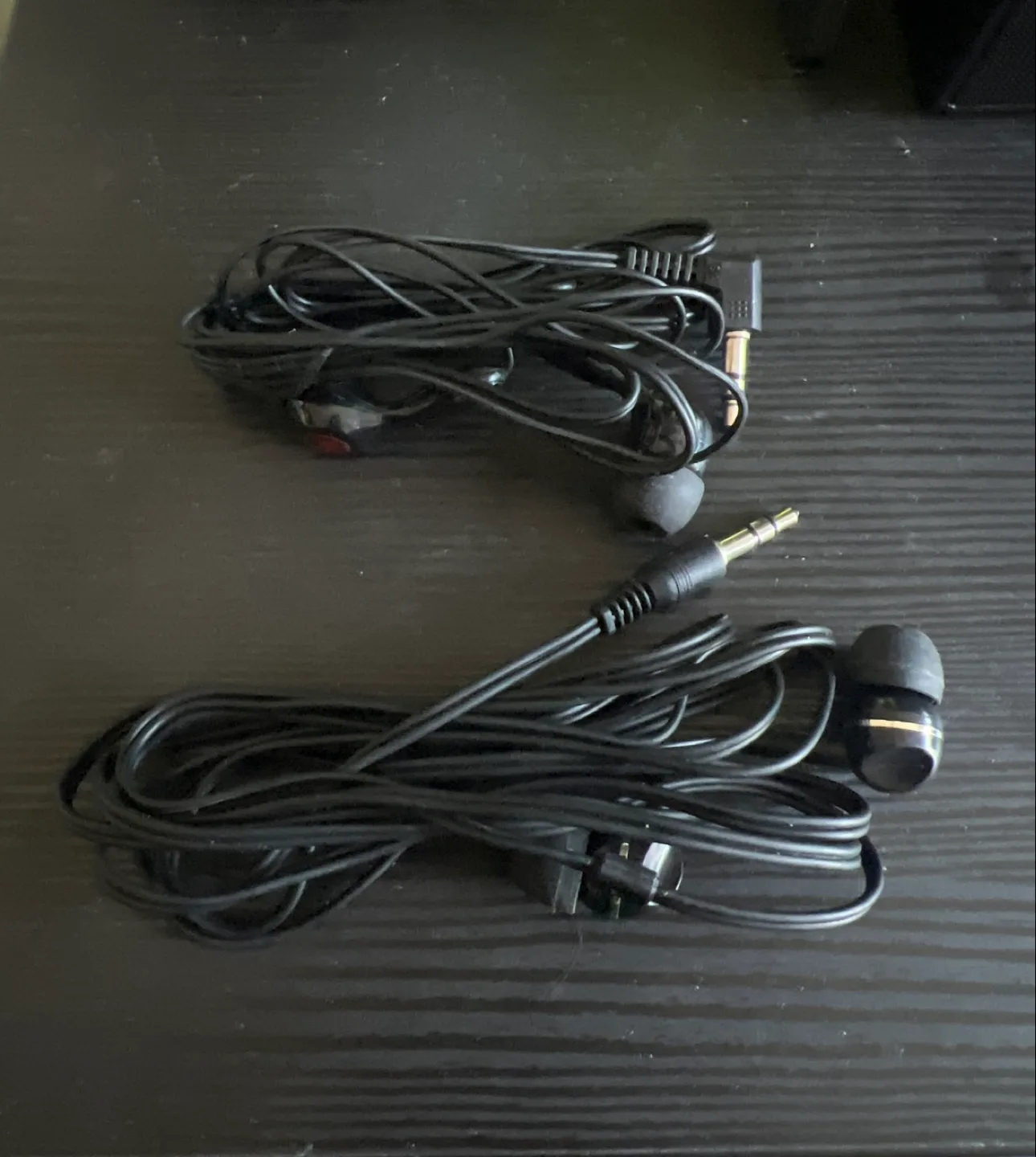 Free Black Wired Earbuds thumbnail
