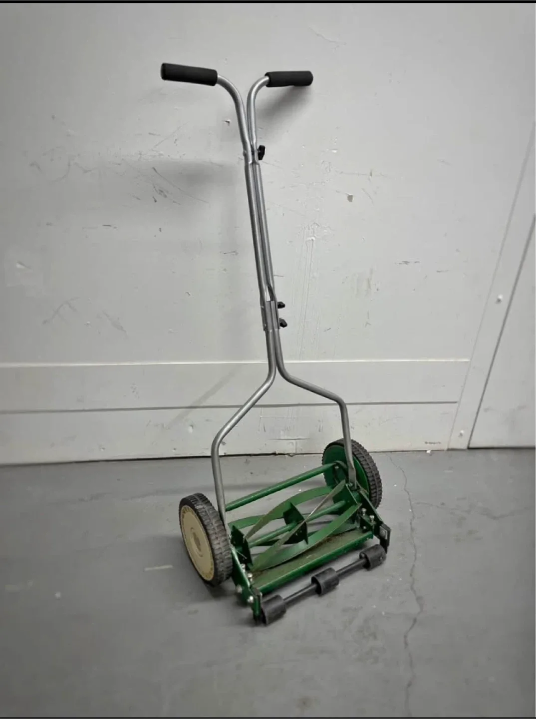 Lee Valley Push Lawn Mower thumbnail