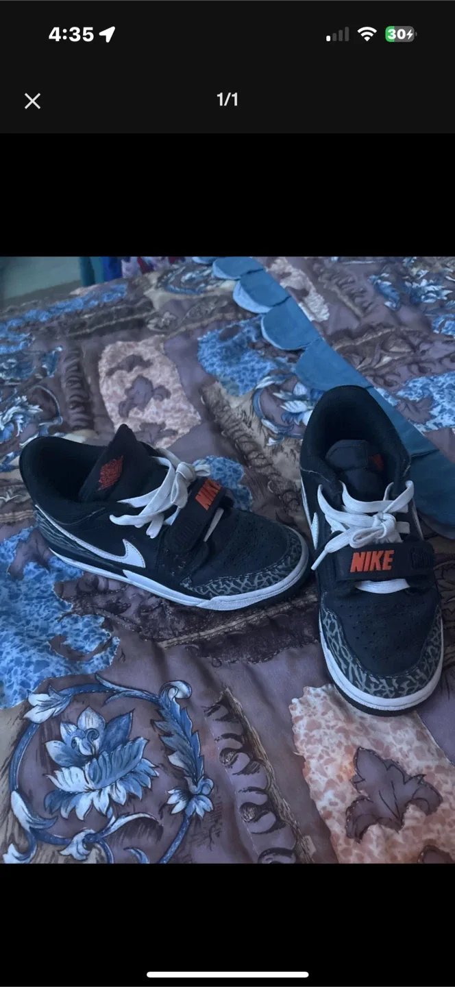 Nike shoes size 4 thumbnail