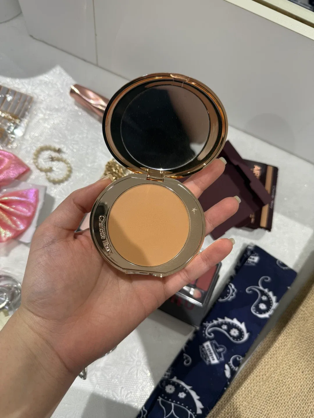 Assorted makeup and accessories image indicator(2)