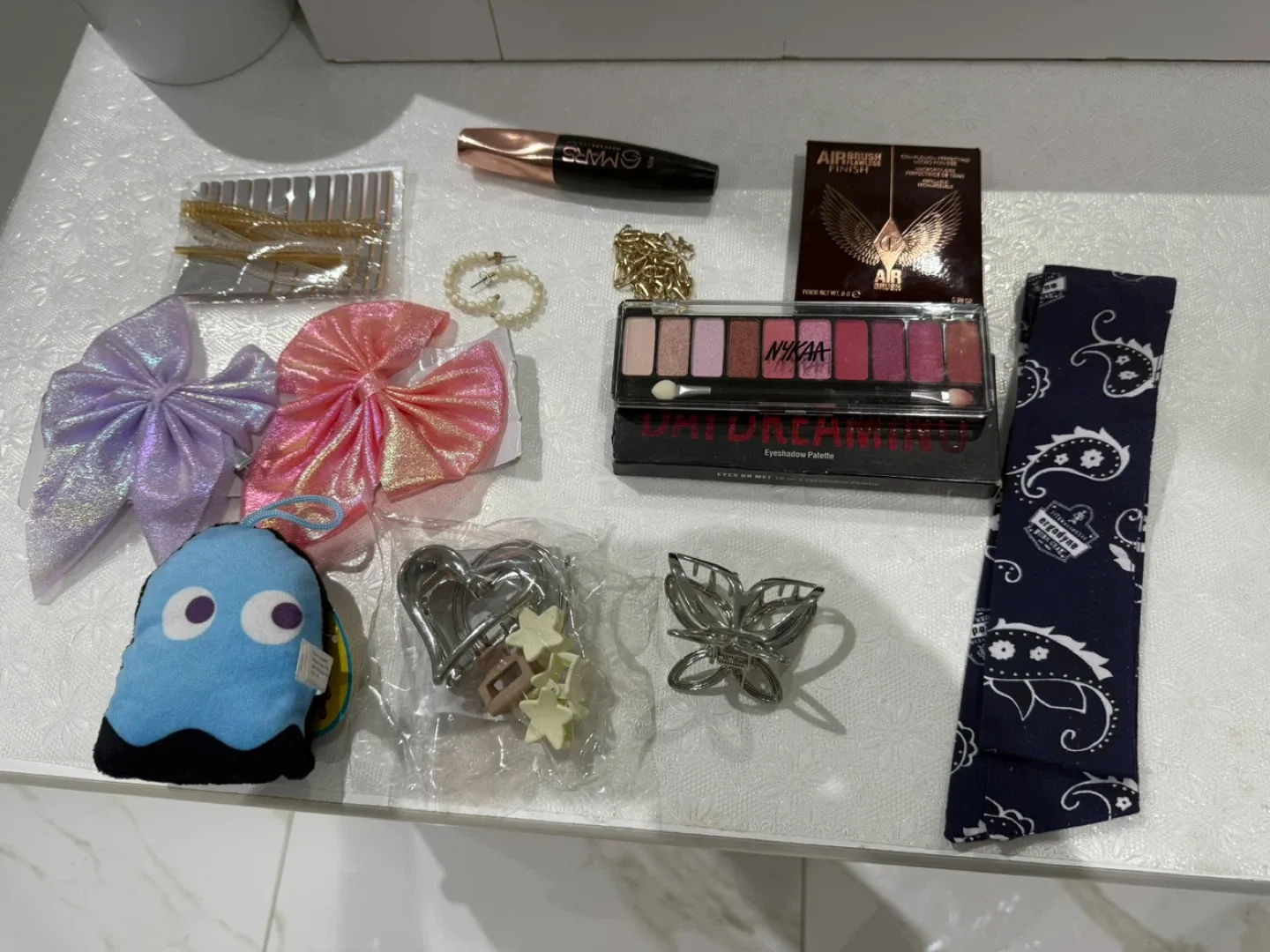 Assorted makeup and accessories image indicator(5)