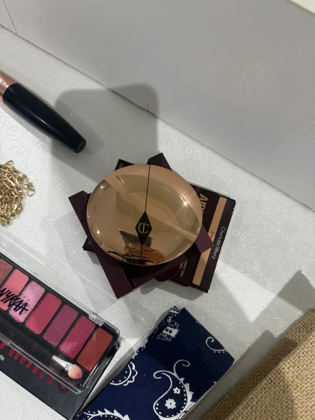 Assorted makeup and accessories image indicator(3)