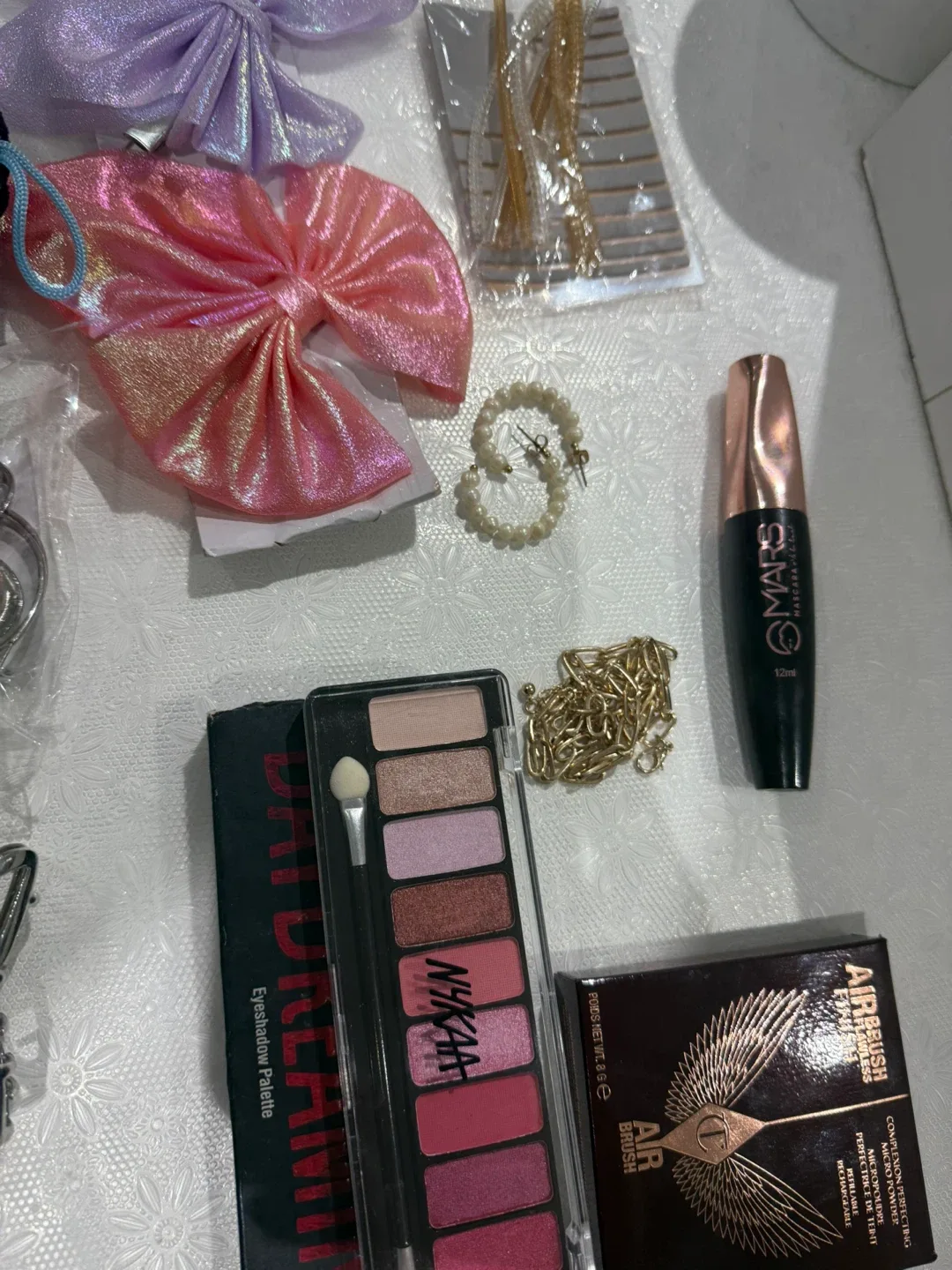 Assorted makeup and accessories image indicator(4)