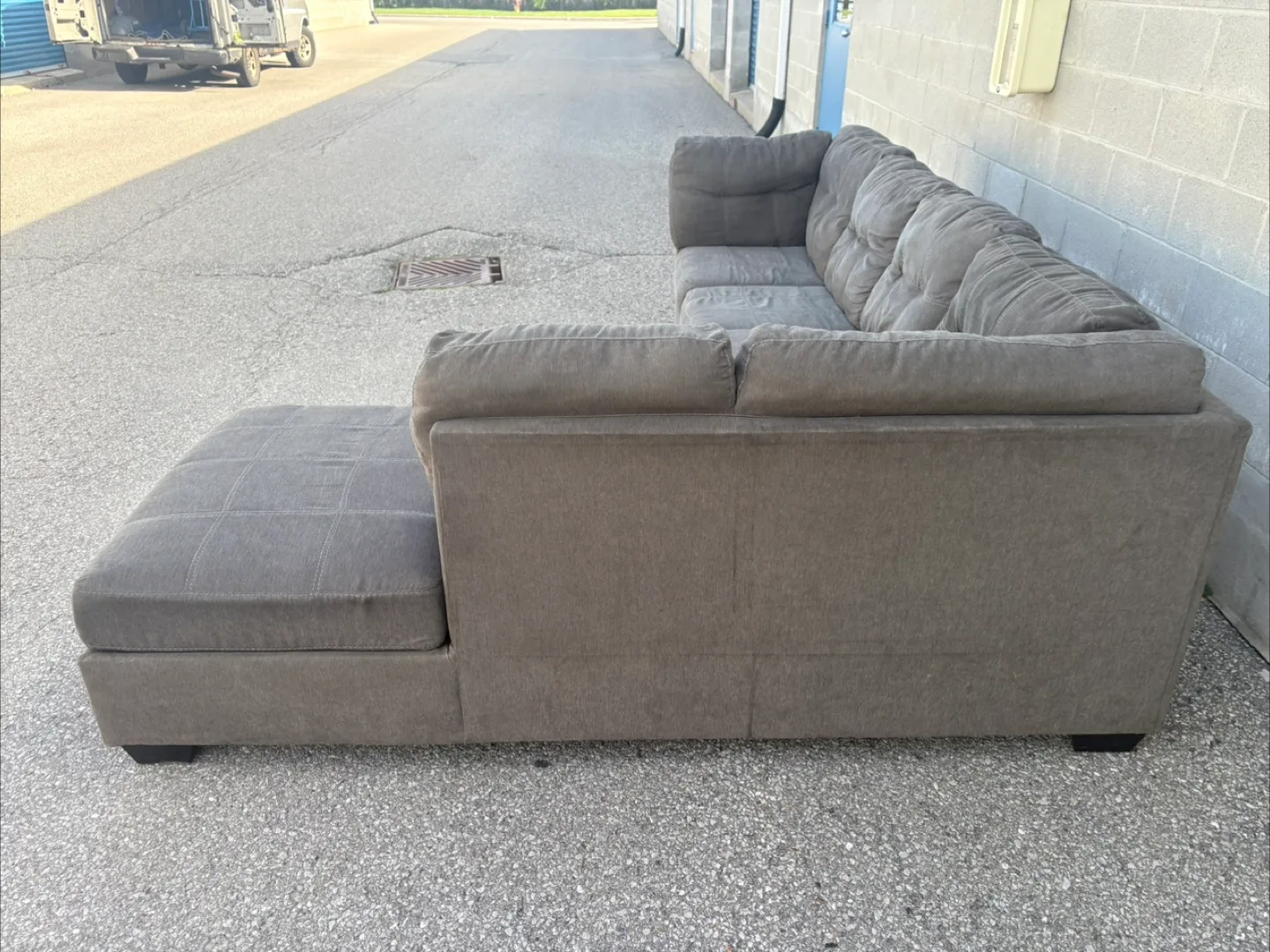 FREE DELIVERY🚚✅• GREY LARGE SECTIONAL COUCH / SOFA w/ CHAISE image indicator(4)