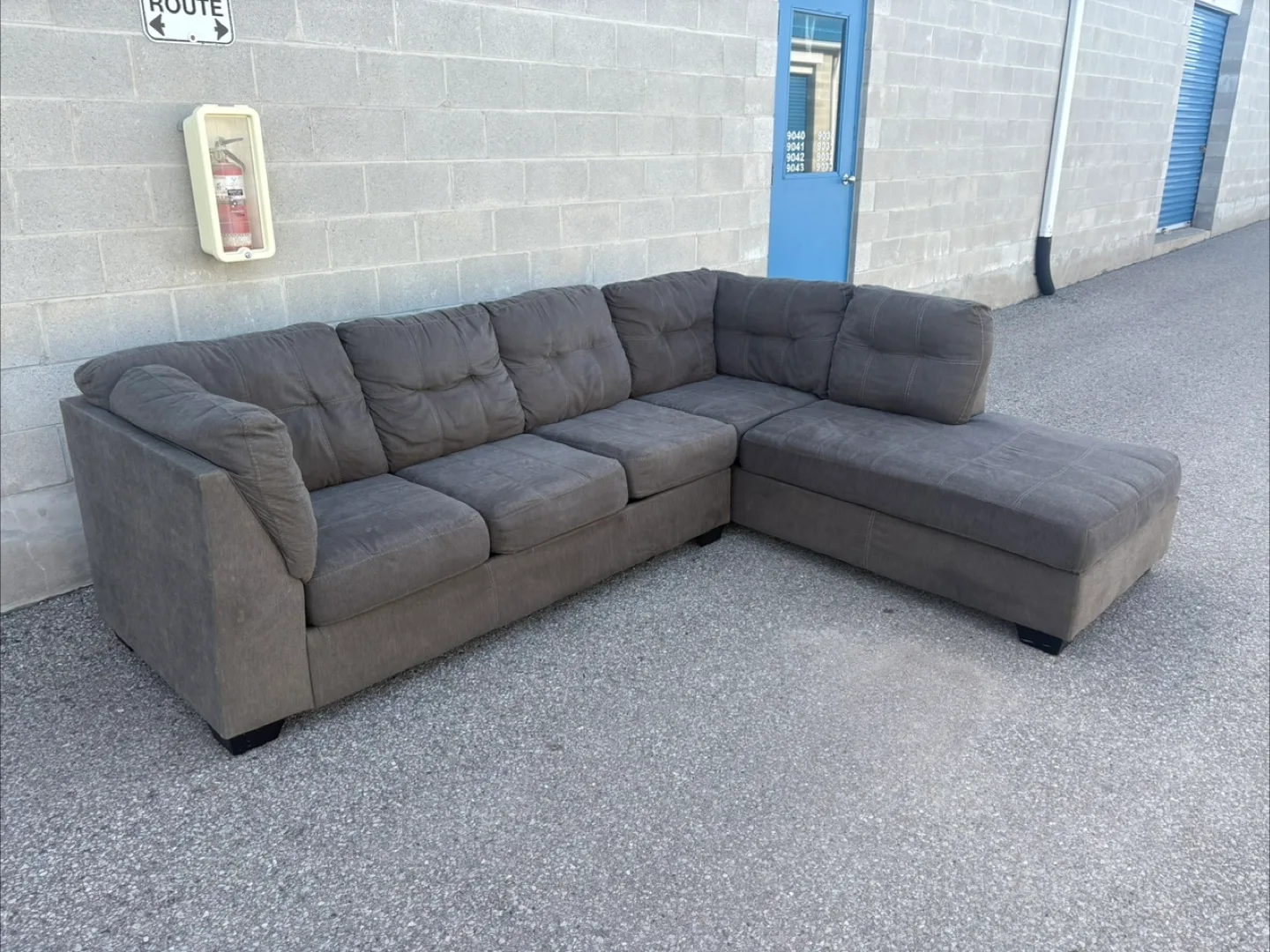 FREE DELIVERY🚚✅• GREY LARGE SECTIONAL COUCH / SOFA w/ CHAISE image indicator(3)