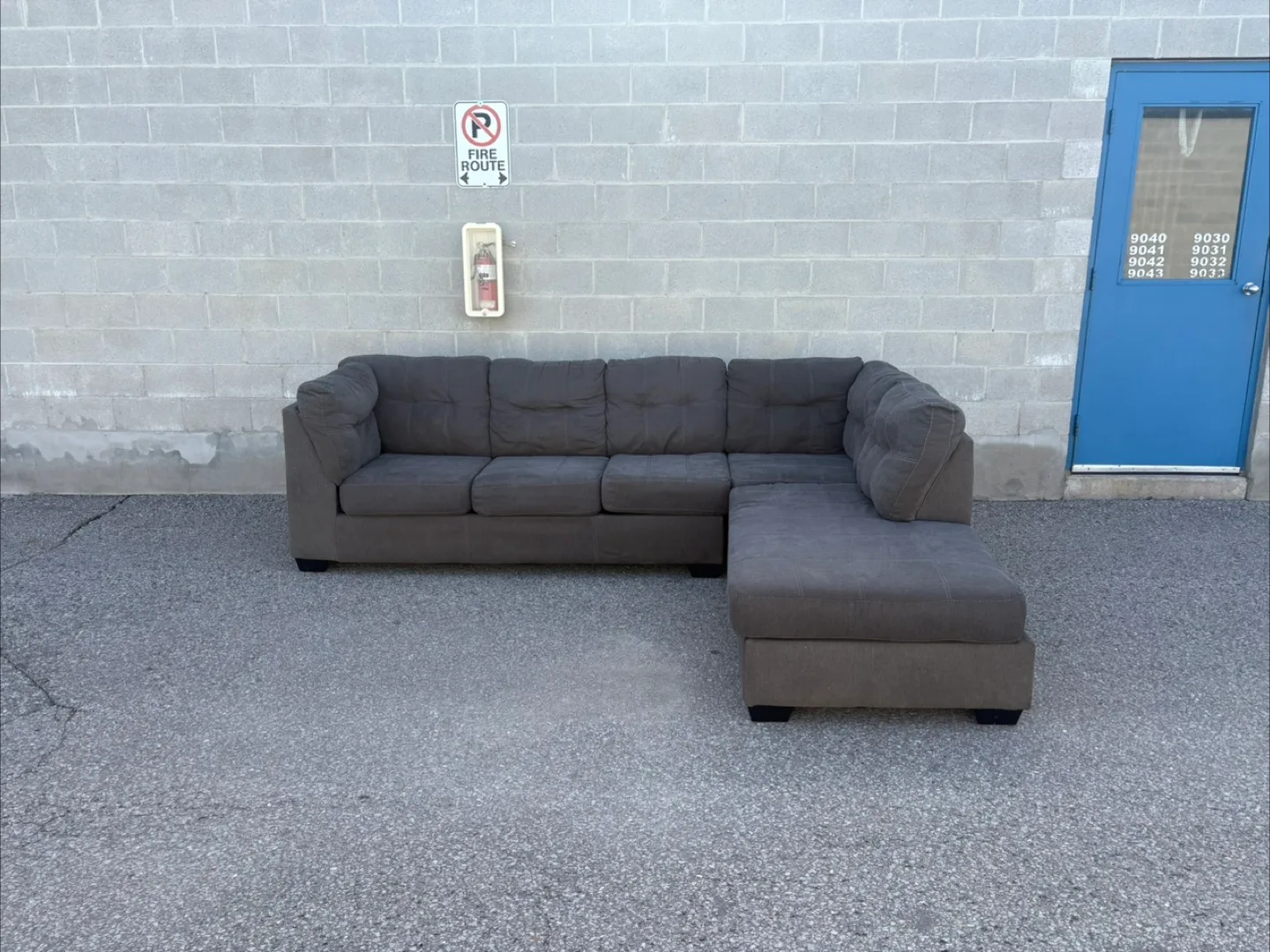 FREE DELIVERY🚚✅• GREY LARGE SECTIONAL COUCH / SOFA w/ CHAISE