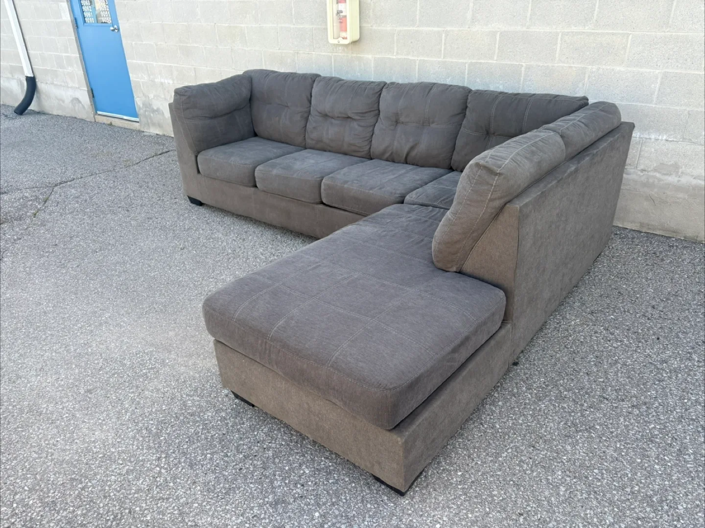 FREE DELIVERY🚚✅• GREY LARGE SECTIONAL COUCH / SOFA w/ CHAISE image indicator(2)