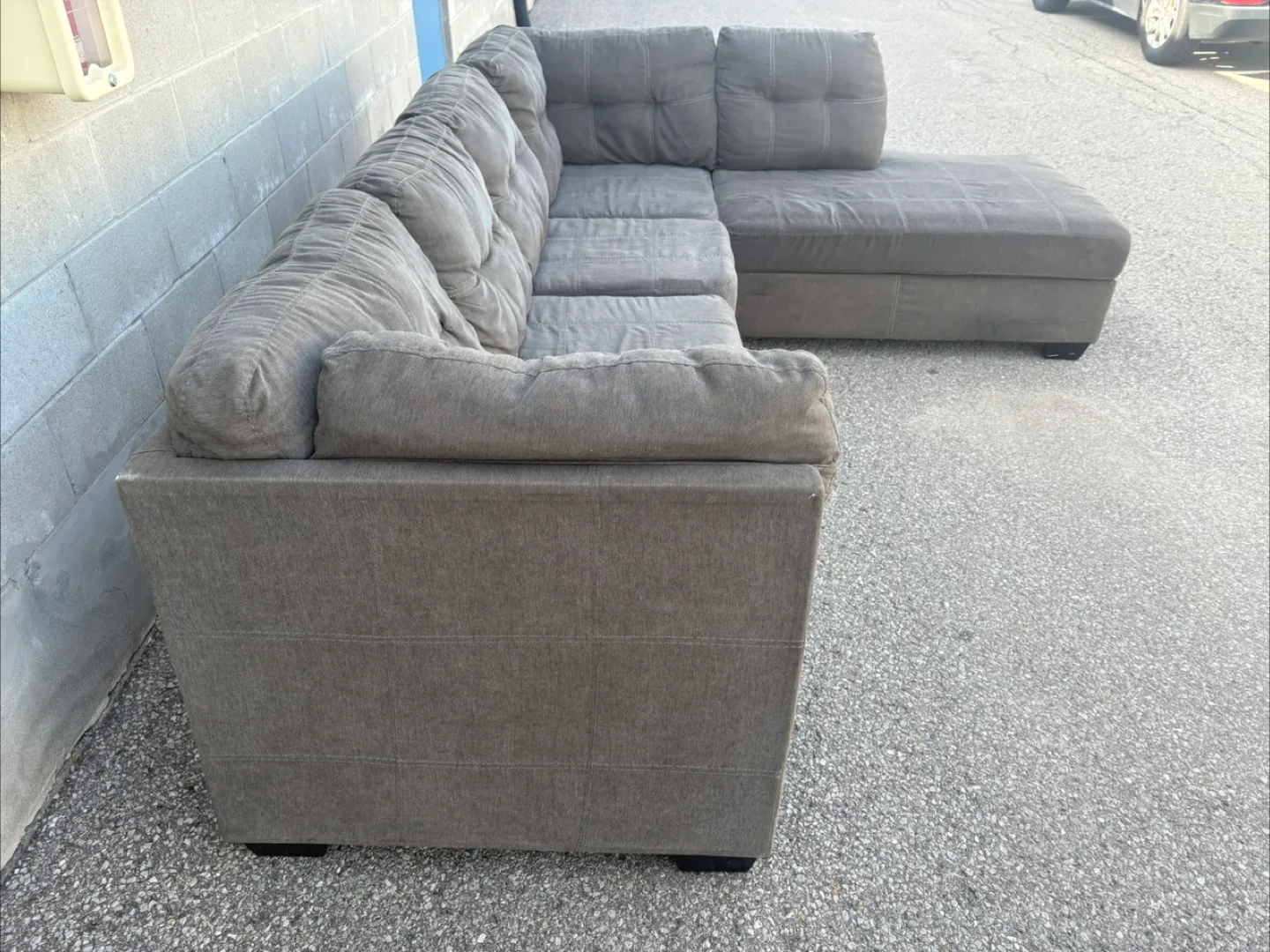 FREE DELIVERY🚚✅• GREY LARGE SECTIONAL COUCH / SOFA w/ CHAISE image indicator(8)