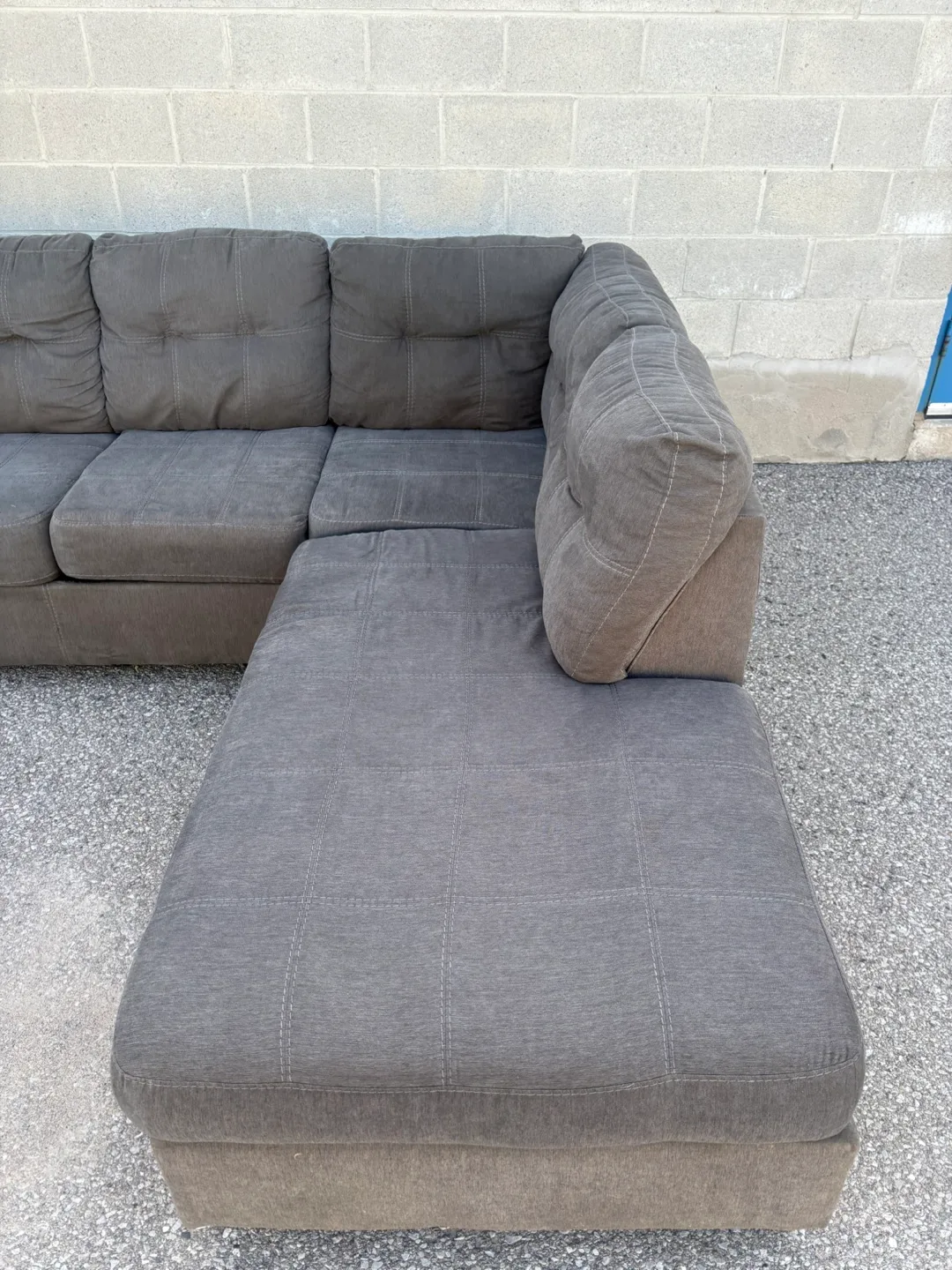FREE DELIVERY🚚✅• GREY LARGE SECTIONAL COUCH / SOFA w/ CHAISE image indicator(5)
