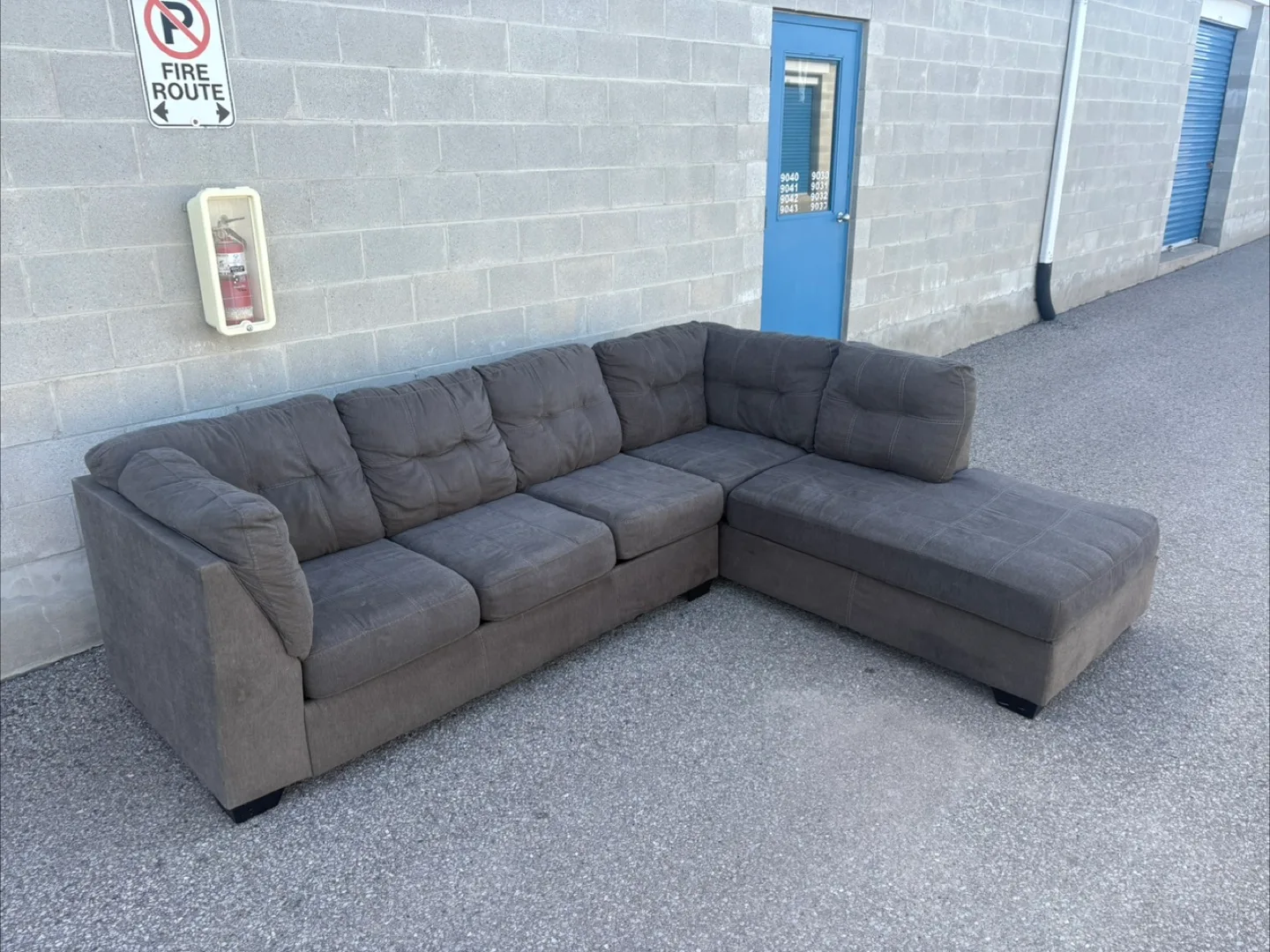 FREE DELIVERY🚚✅• GREY LARGE SECTIONAL COUCH / SOFA w/ CHAISE image indicator(10)
