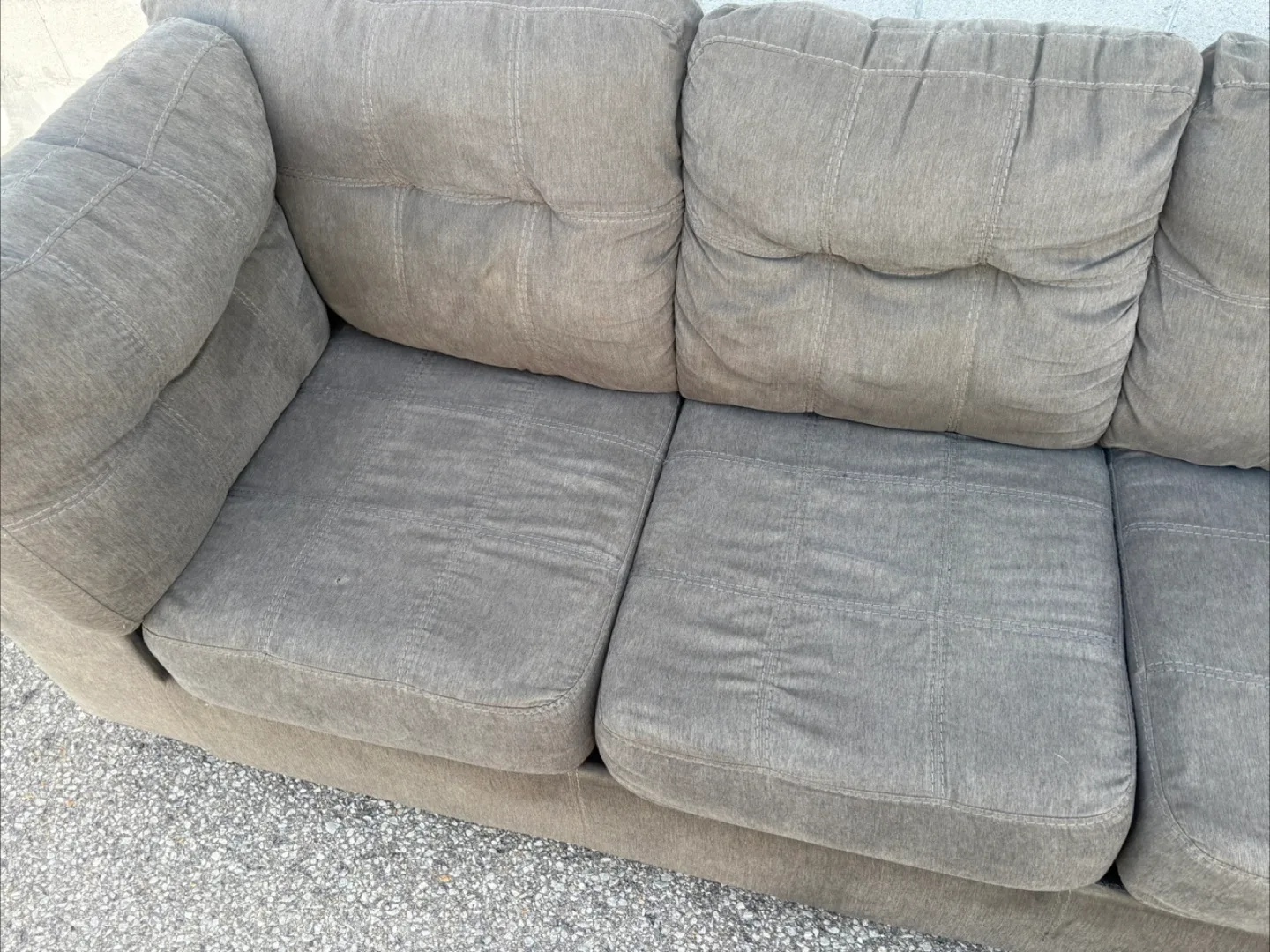 FREE DELIVERY🚚✅• GREY LARGE SECTIONAL COUCH / SOFA w/ CHAISE image indicator(7)