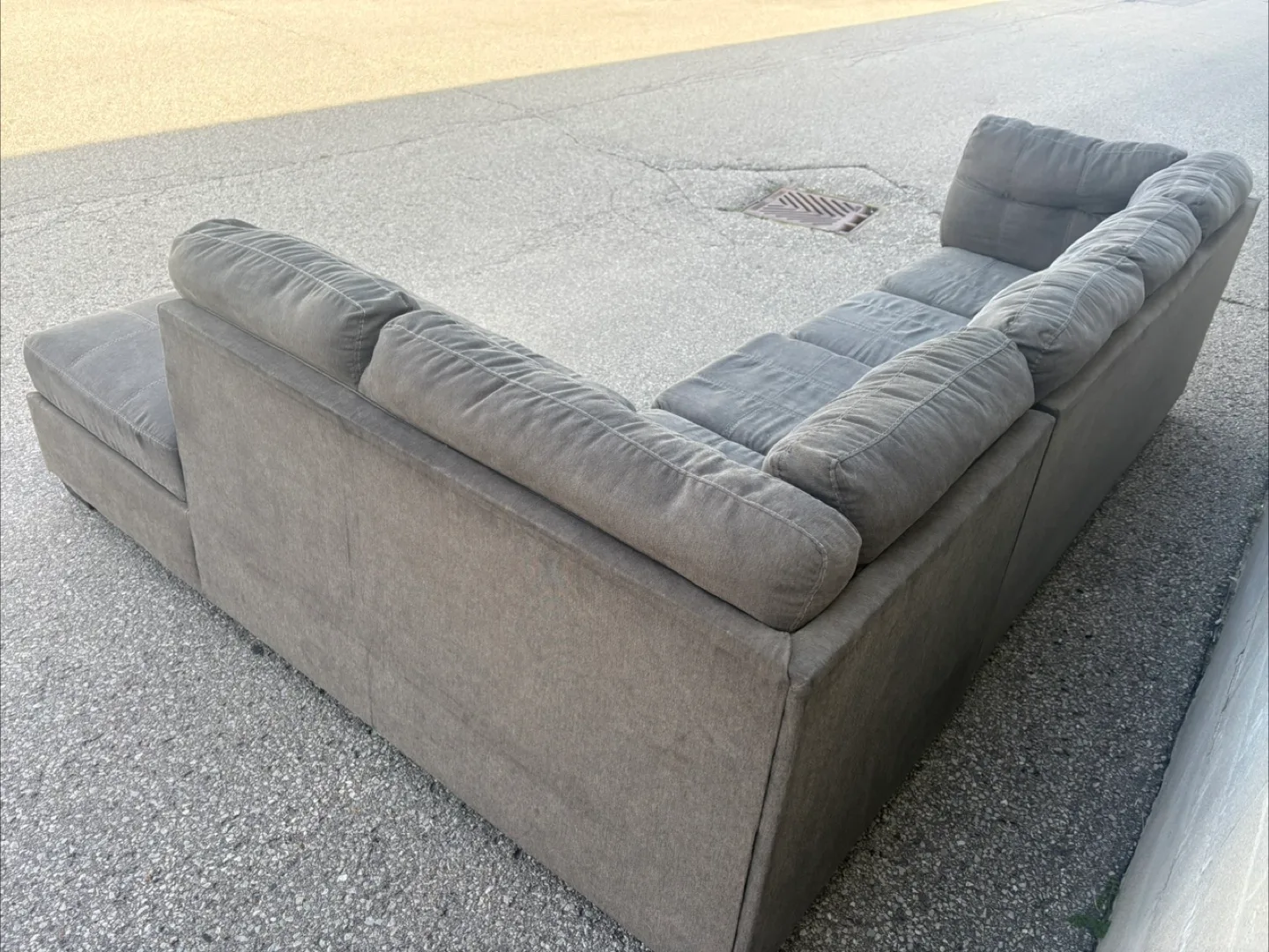 FREE DELIVERY🚚✅• GREY LARGE SECTIONAL COUCH / SOFA w/ CHAISE image indicator(9)