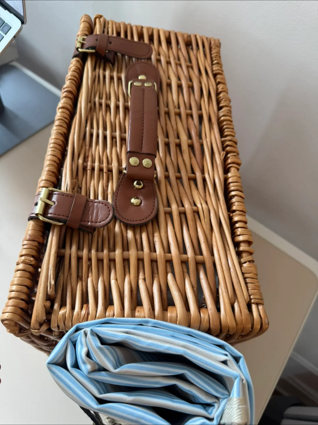 Wicker Picnic Basket with Blanket image indicator(5)