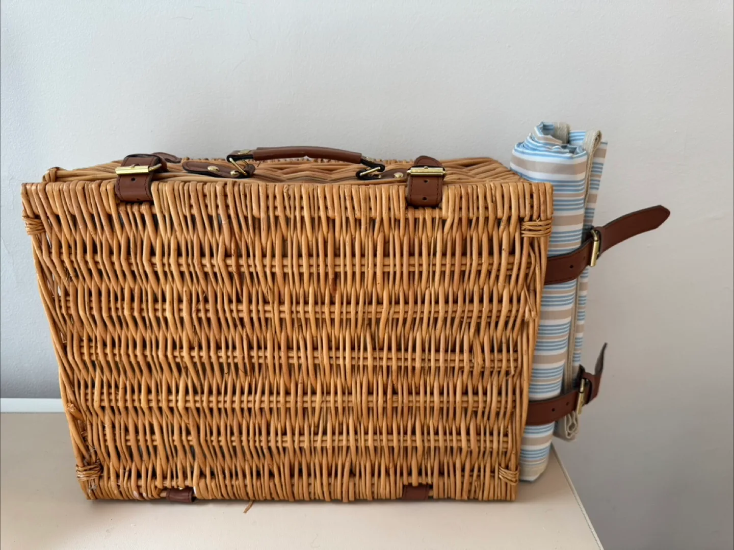 Wicker Picnic Basket with Blanket image indicator(3)