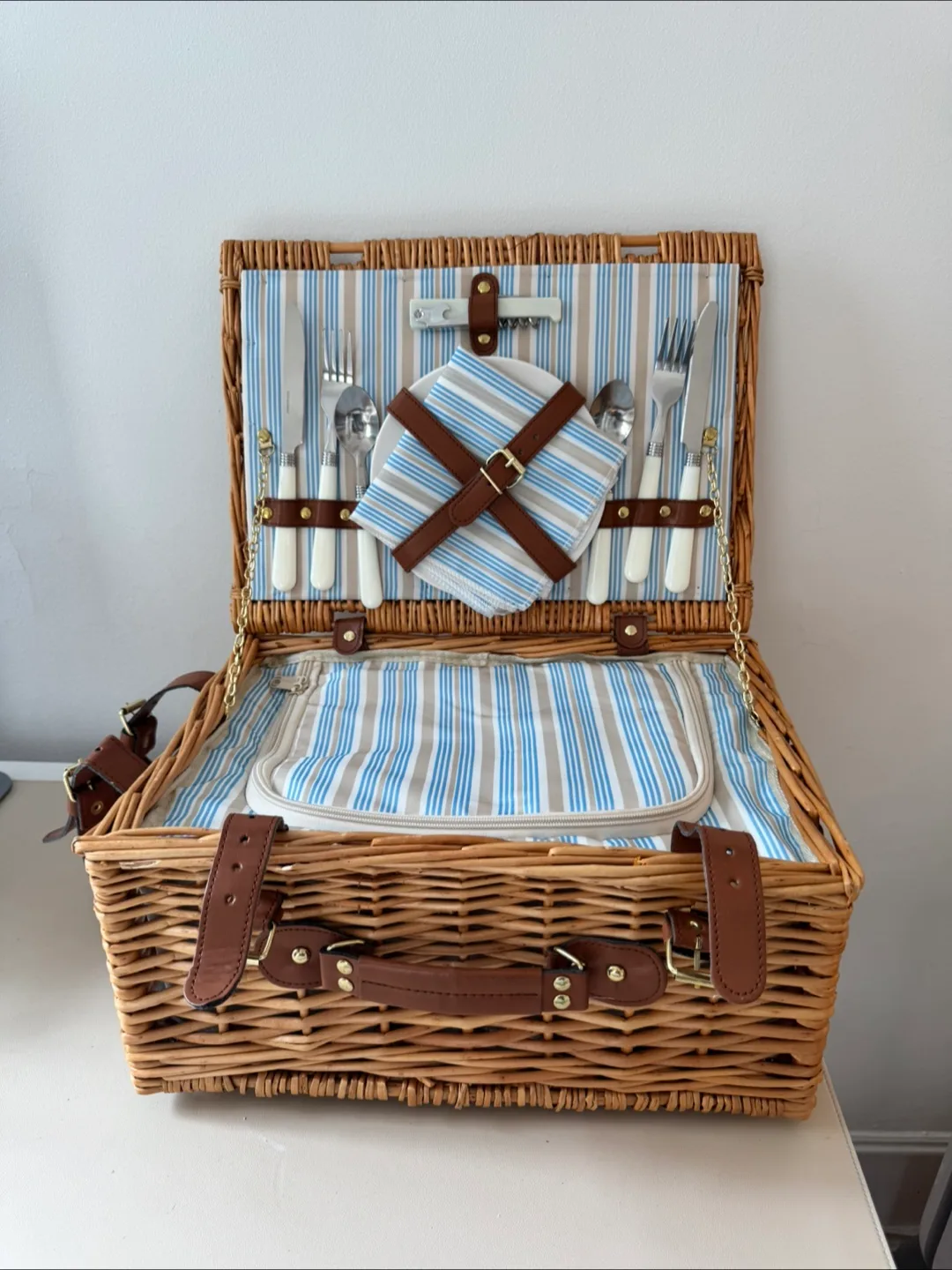 Wicker Picnic Basket with Blanket image indicator(2)