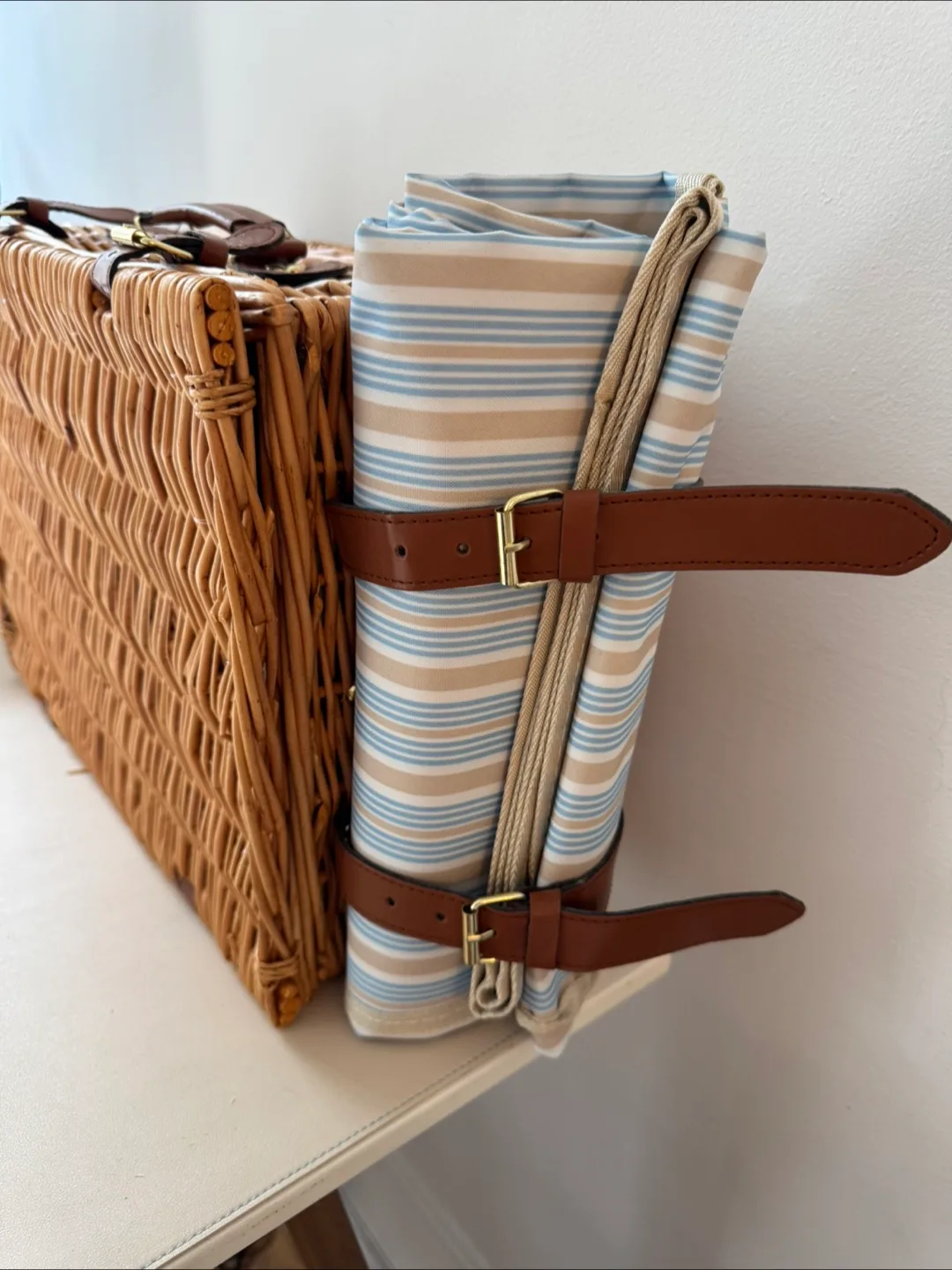 Wicker Picnic Basket with Blanket image indicator(4)