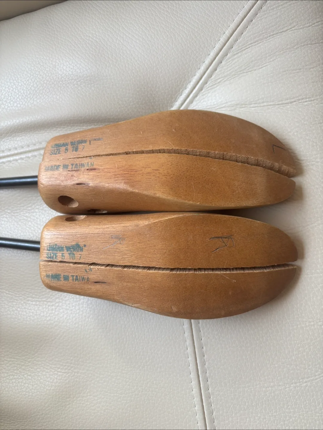 Vintage wooden shoe stretchers fits size 5 to 7 image indicator(3)