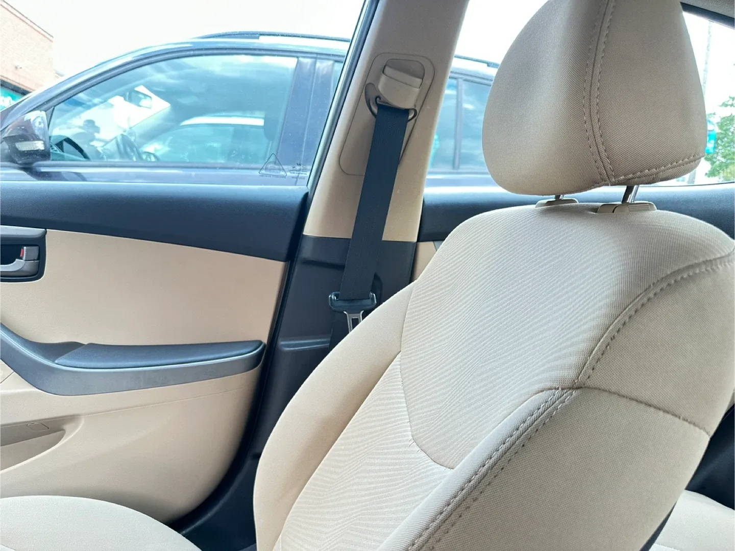 Hyundai Elantra - White Sedan image indicator(2)