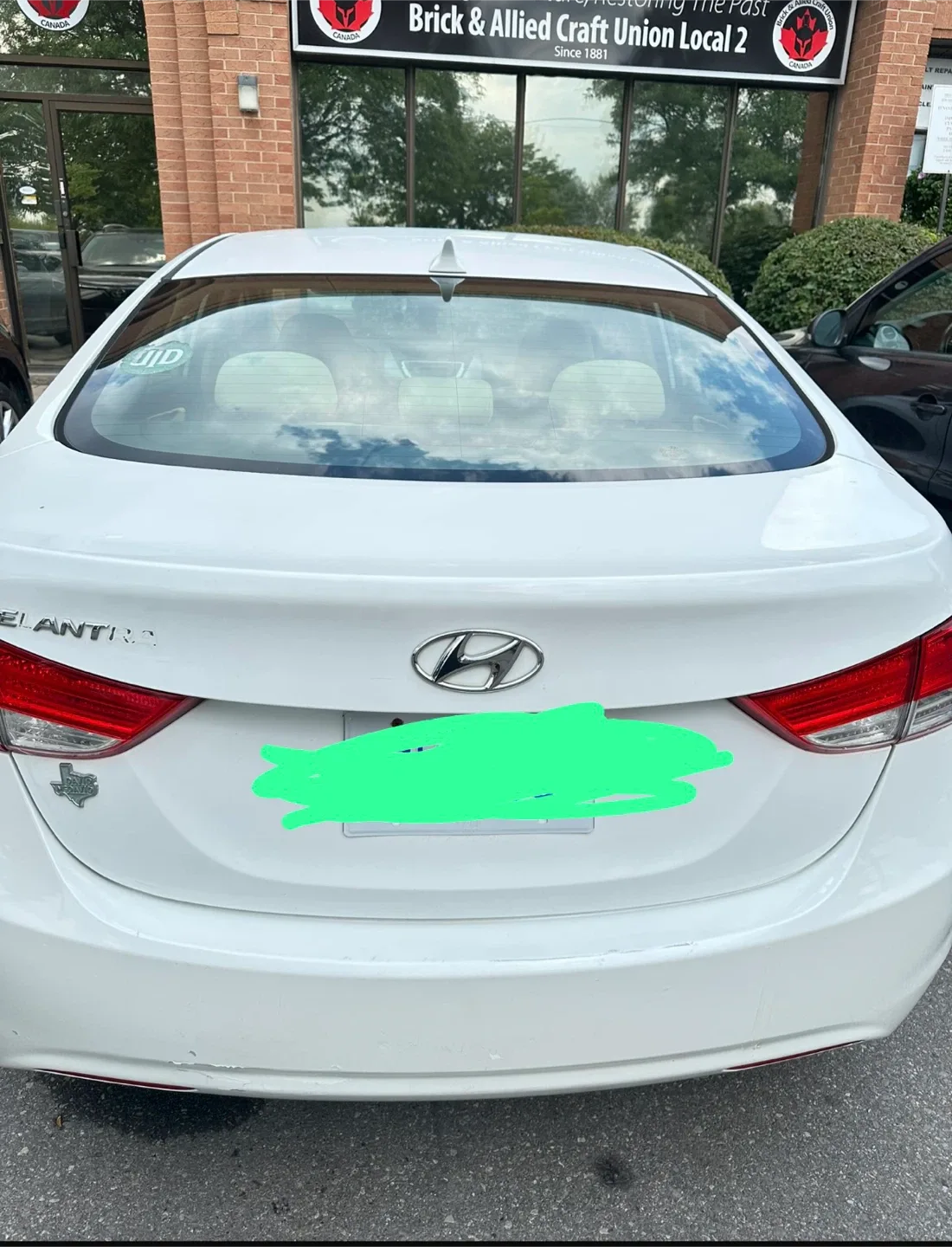 Hyundai Elantra - White Sedan image indicator(4)