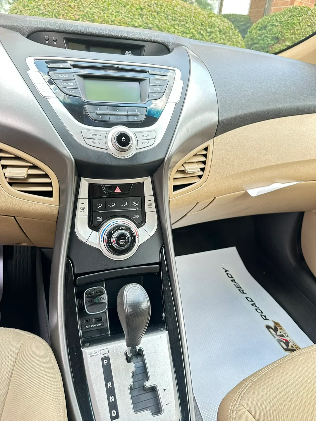 Hyundai Elantra - White Sedan image indicator(3)