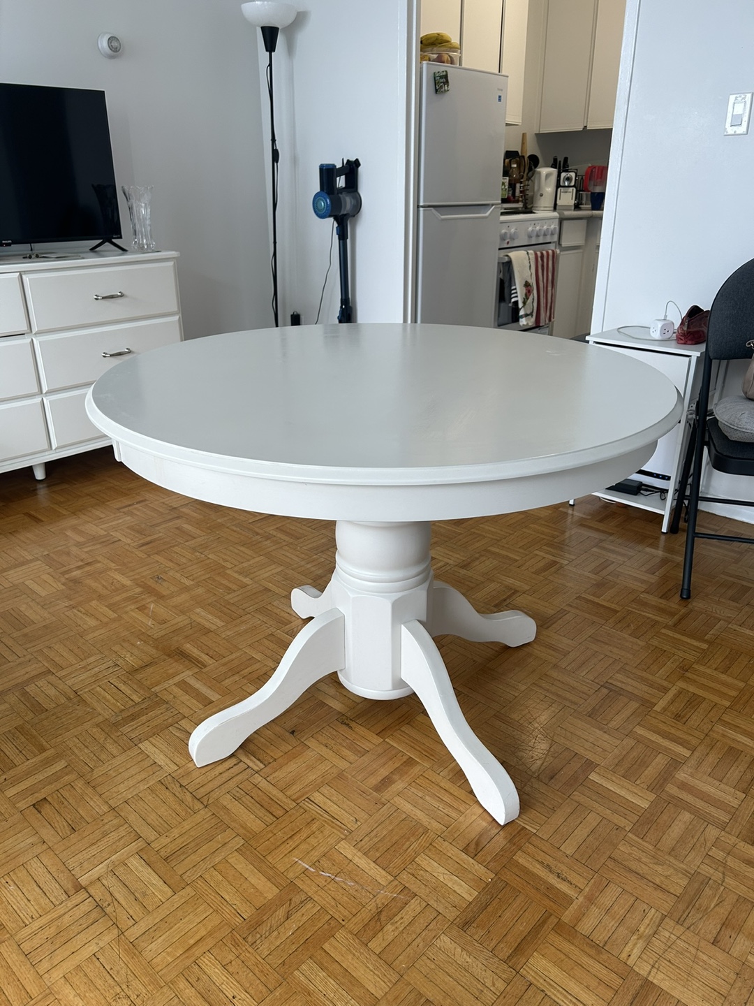 Round White Dining Table