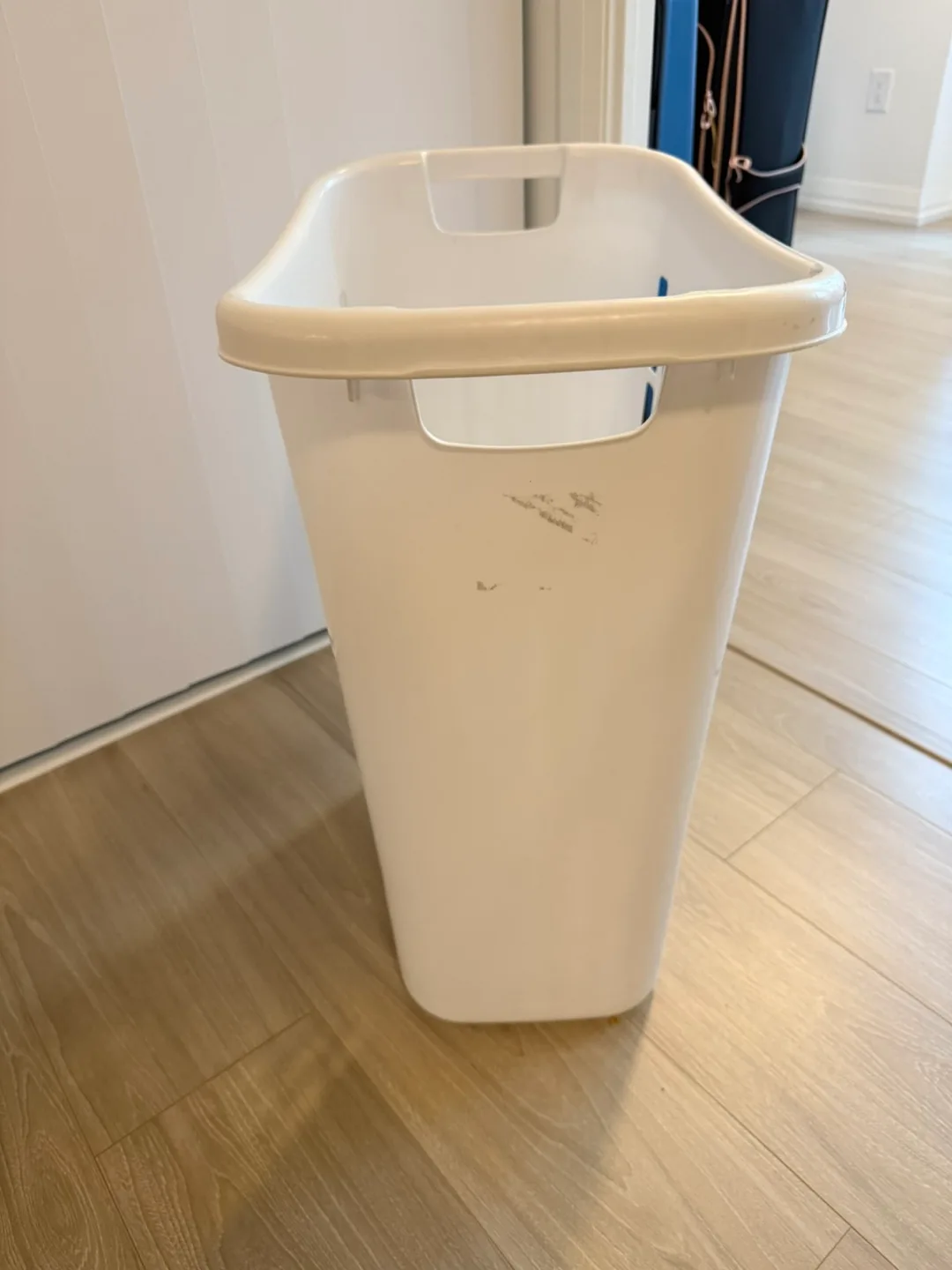 White Plastic Laundry Basket image indicator(2)