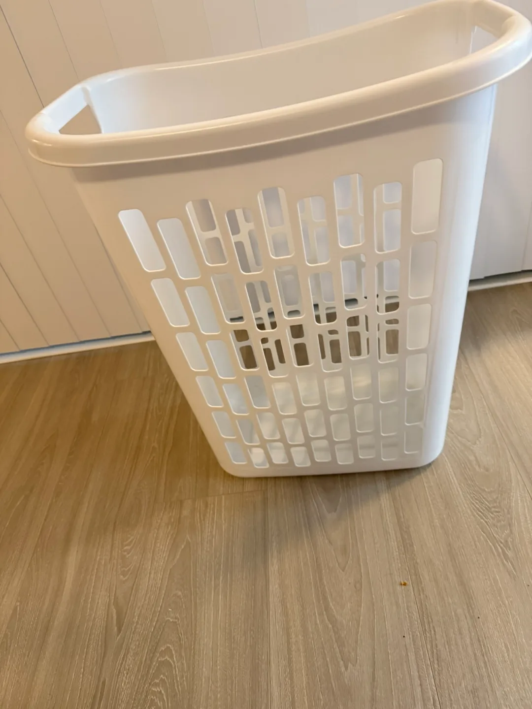 White Plastic Laundry Basket image indicator(3)