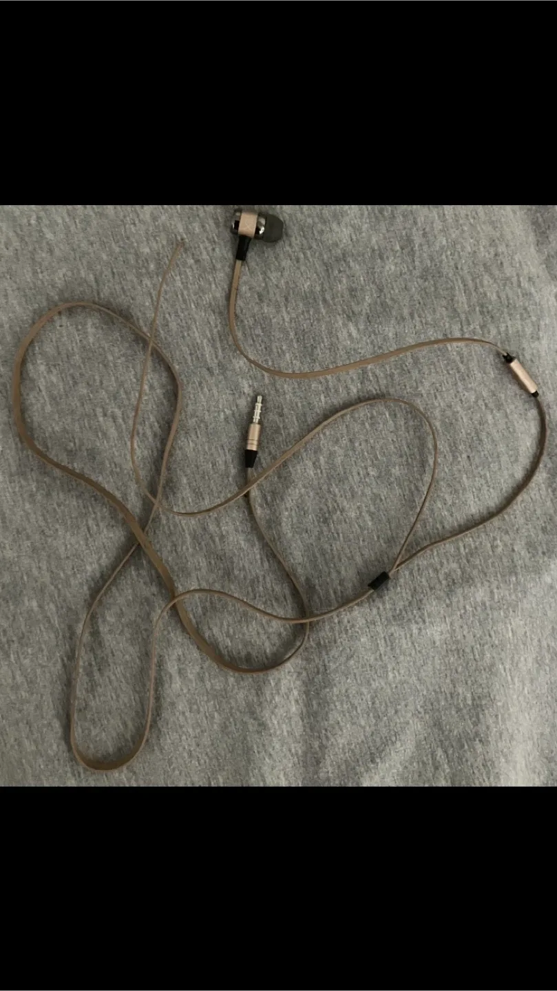 Free Wired Earbud-Works but Only One Earbud thumbnail