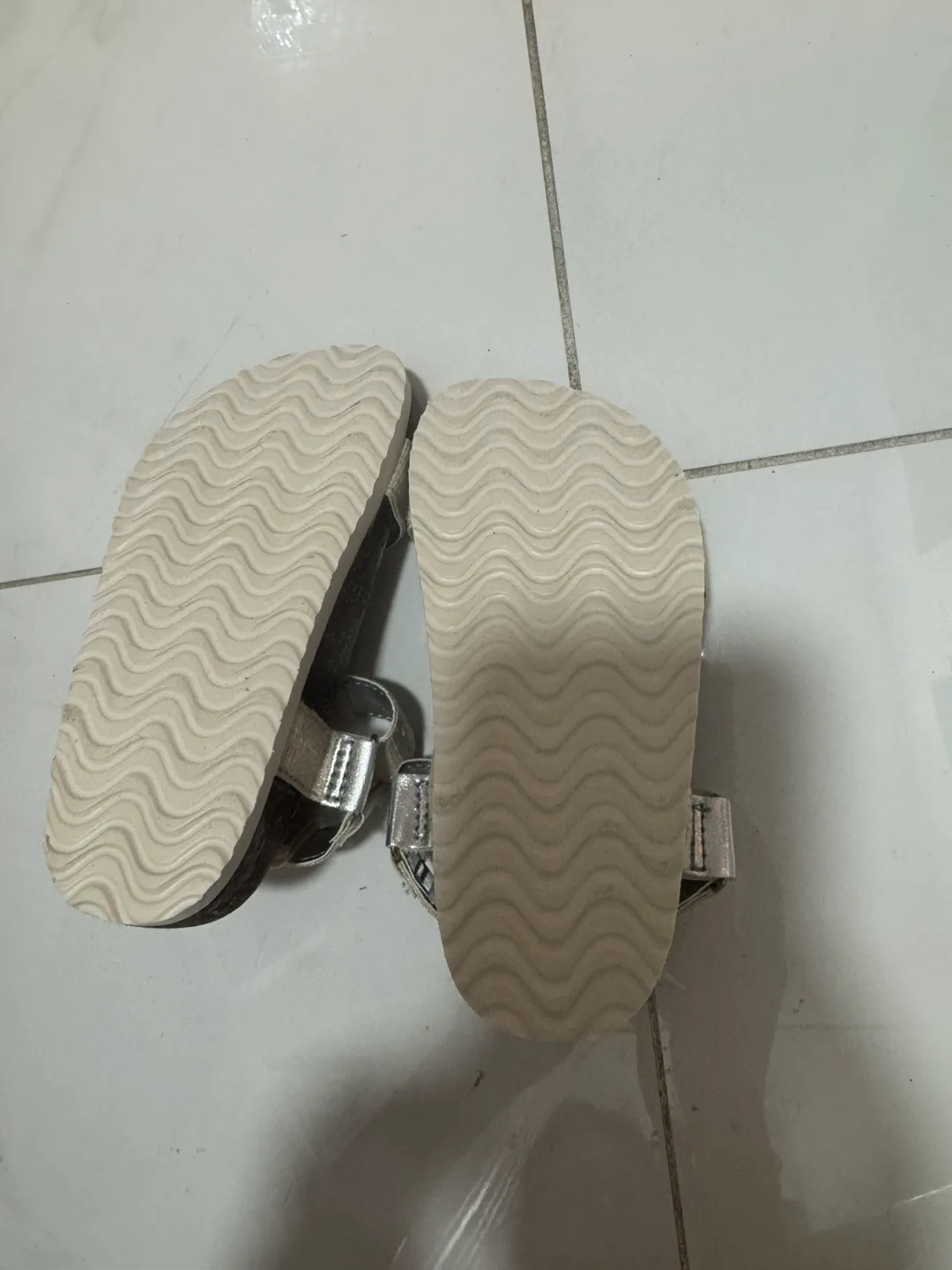 Baby Gap sandals for toddler girls, size 7-8 image indicator(2)