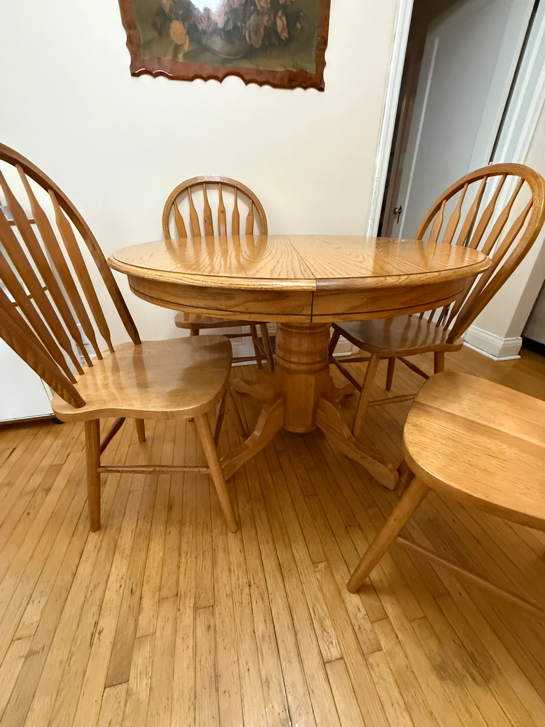 Round Extendable Wooden Dining Table with 4 Chairs