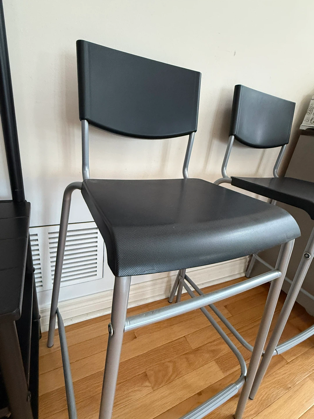 🥕Set of 2 IKEA Black Bar Stools-Total price is $15 for the 2. - photo 4