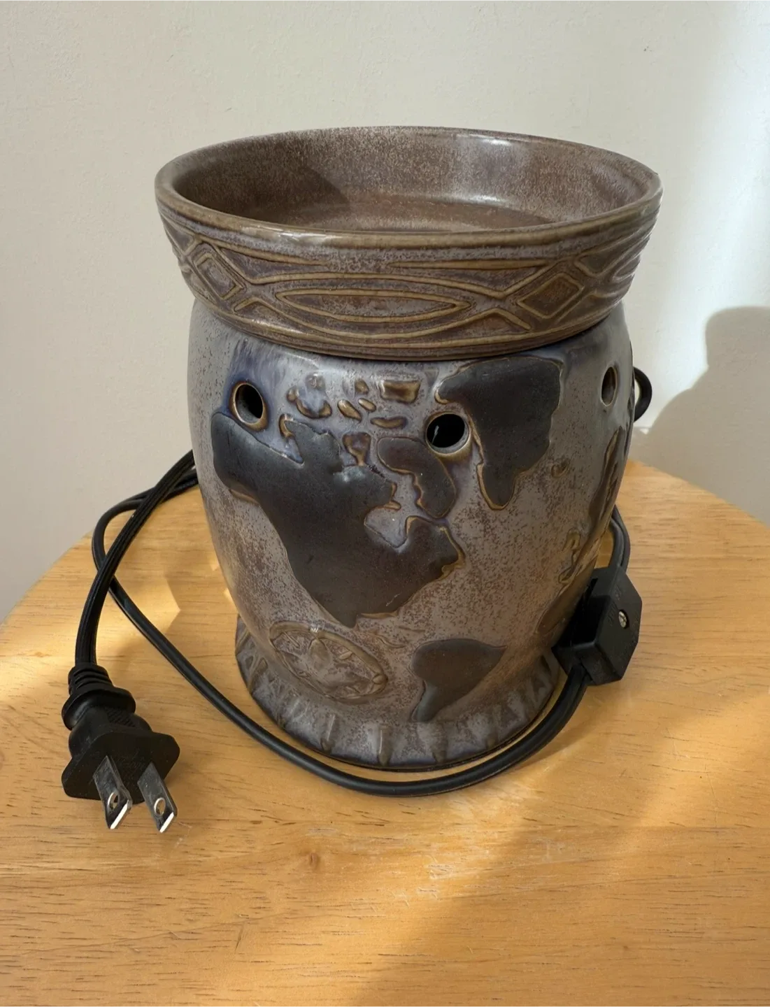 🥕Scentsy Electric Wax Warmer with World Map Design thumbnail