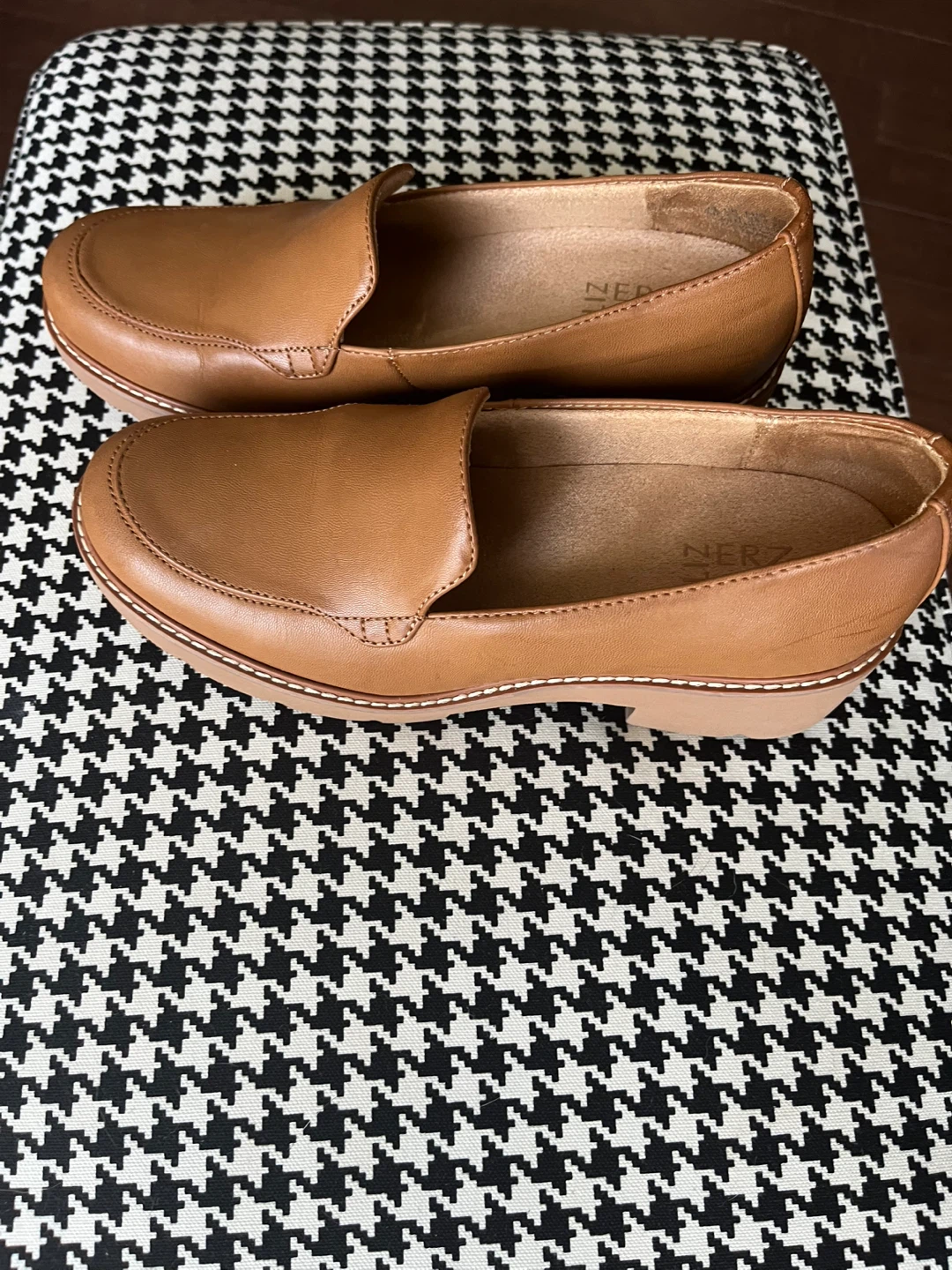 Naturalizer Tan Loafer, Size 8 - photo 2