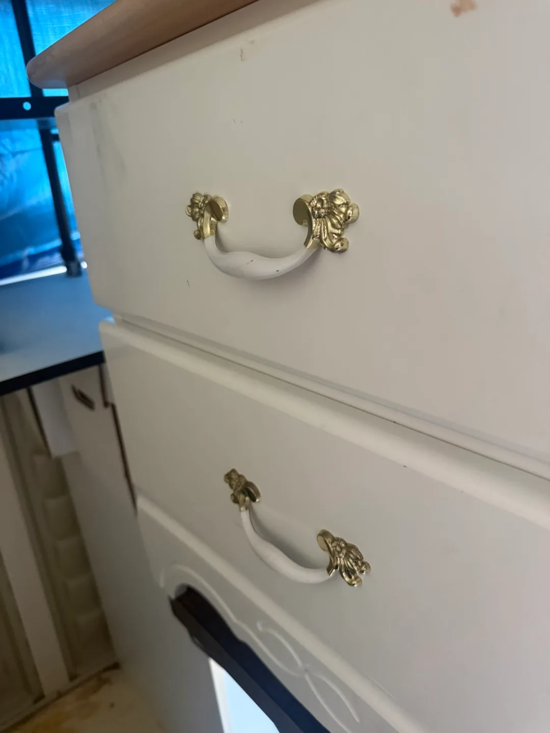 White 5-Drawer Dresser & 2-Drawer Night Table image indicator(4)