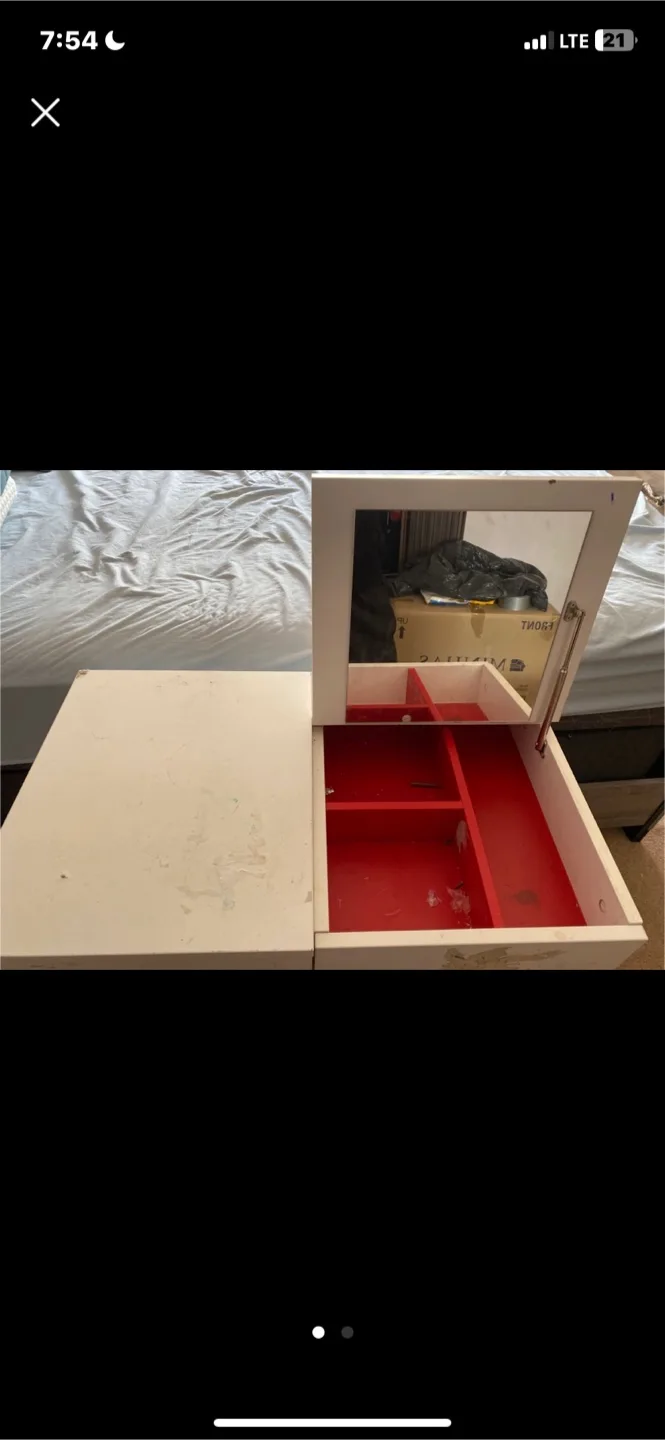 White Vanity Table with Mirror image indicator(2)