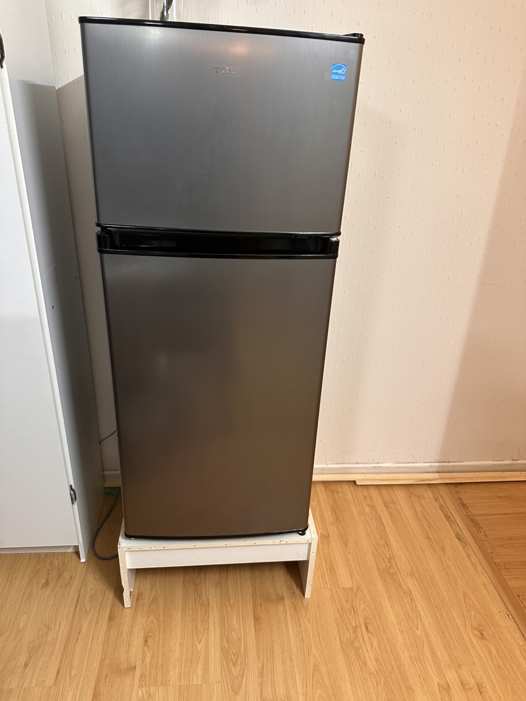 Mini fridge with freezer - photo 4