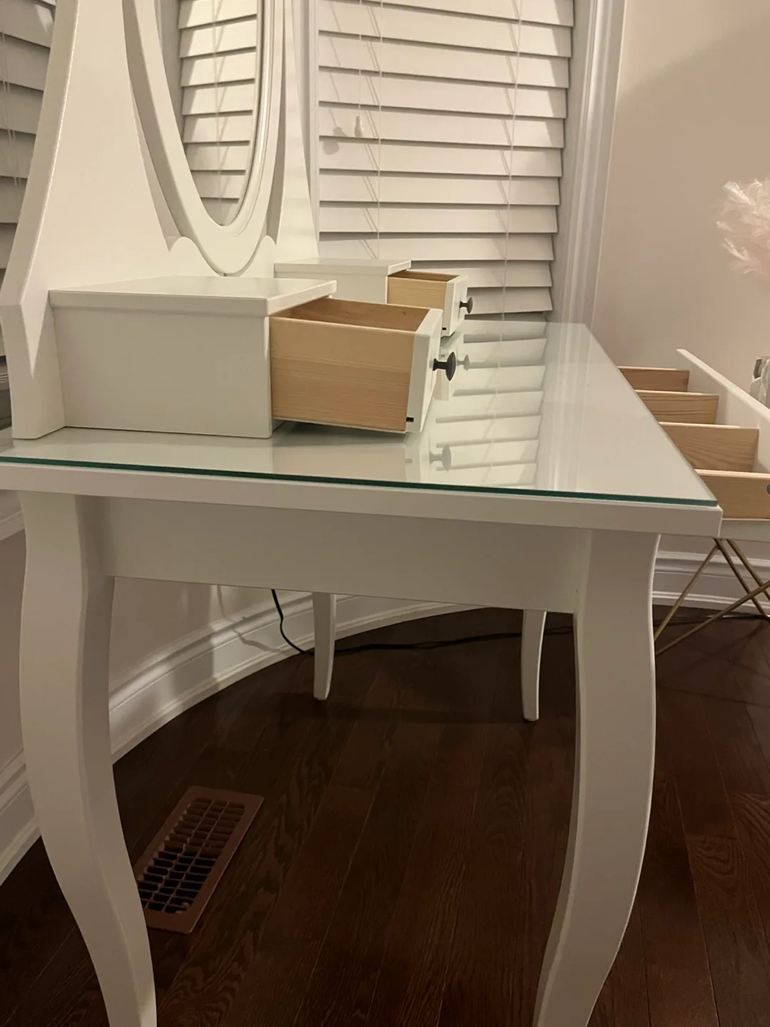 White Vanity Table with Mirror thumbnail